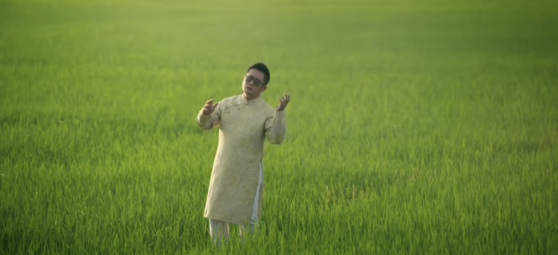 ទឹកប្រាក់សរុបដែលសិល្បករបានជួយប្រជាជនរងគ្រោះដោយព្យុះ Bualoi គឺជាង ៣ពាន់លានដុង - រូបថត ៧. Hòa Minzy góp 300 triệu, các nghệ sĩ đã quyên hơn 3 tỉ giúp bà con gặp bão Bualoi - Ảnh 4.