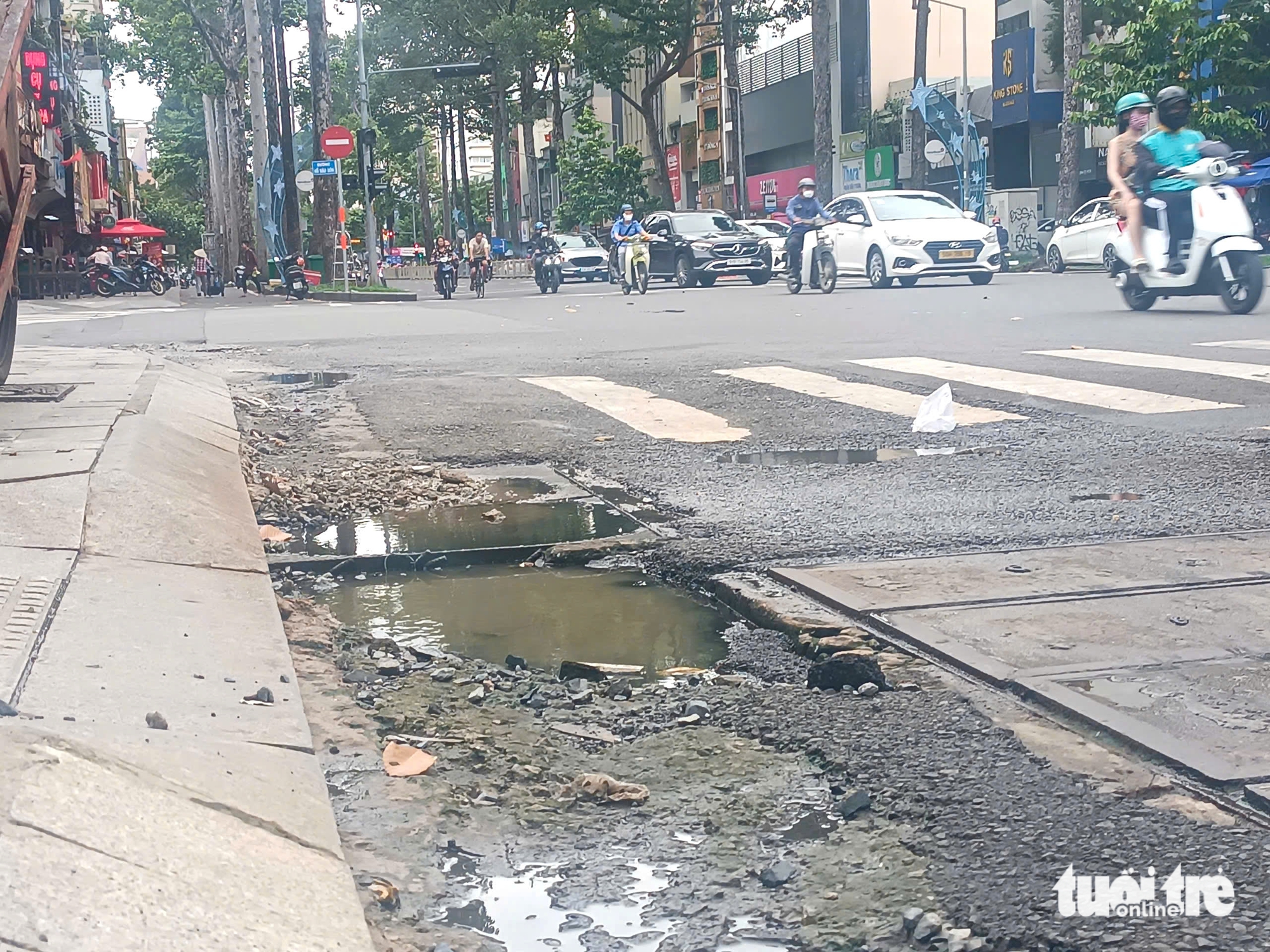 Nhiều công trình thi công khiến lòng đường, vỉa hè TP.HCM nham nhở - Ảnh 1.