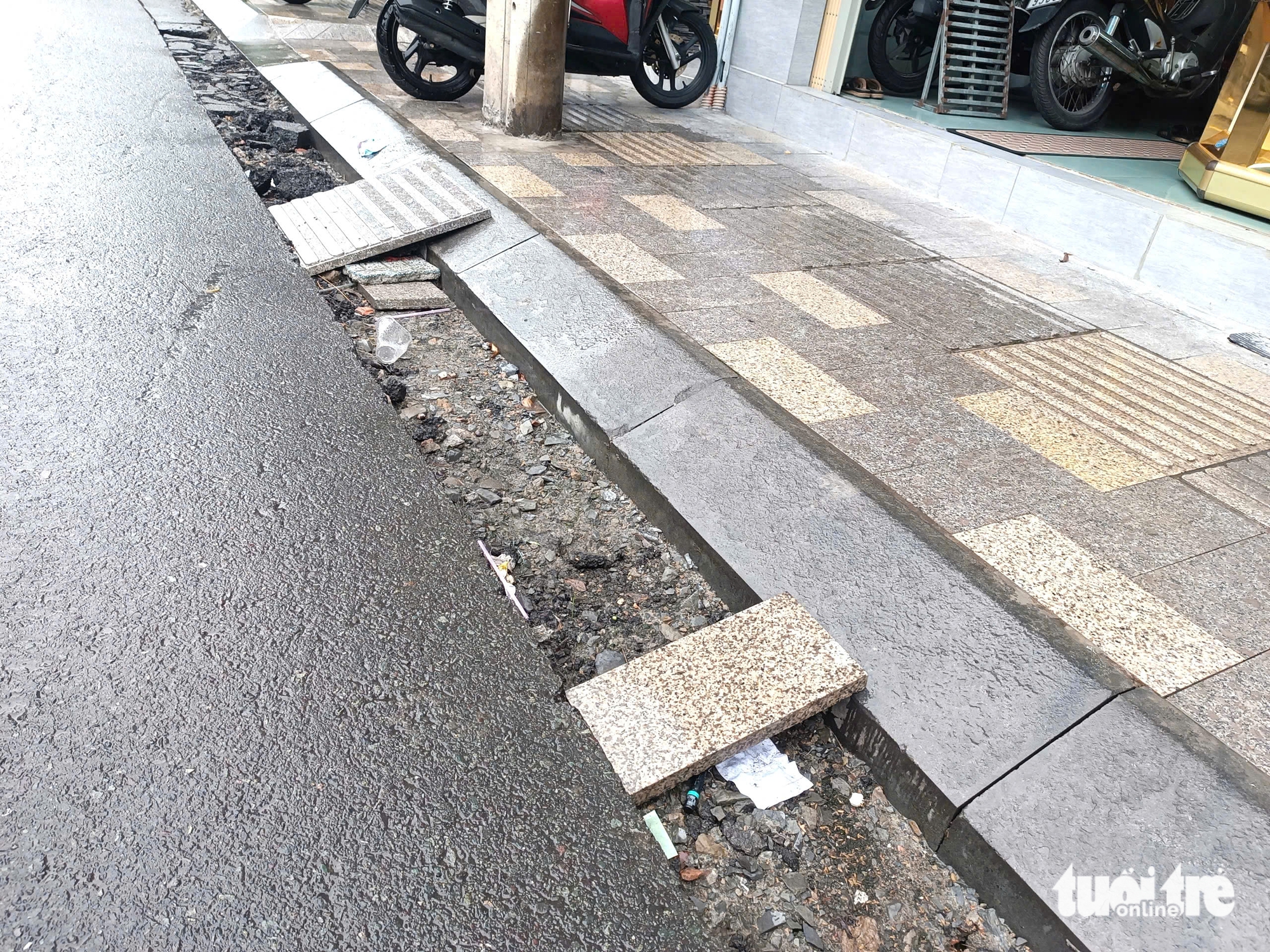 Nhiều công trình thi công khiến lòng đường, vỉa hè TP.HCM nham nhở - Ảnh 6.