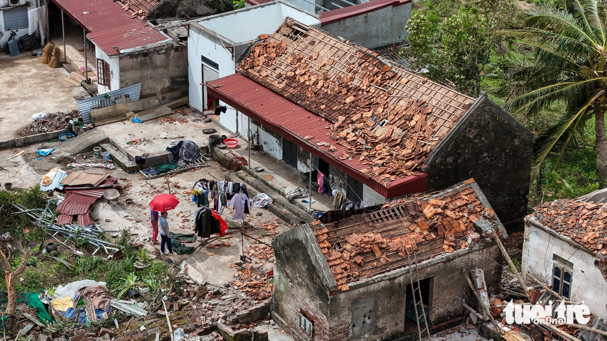 Tình người sau cơn lốc xoáy - Ảnh 1.
