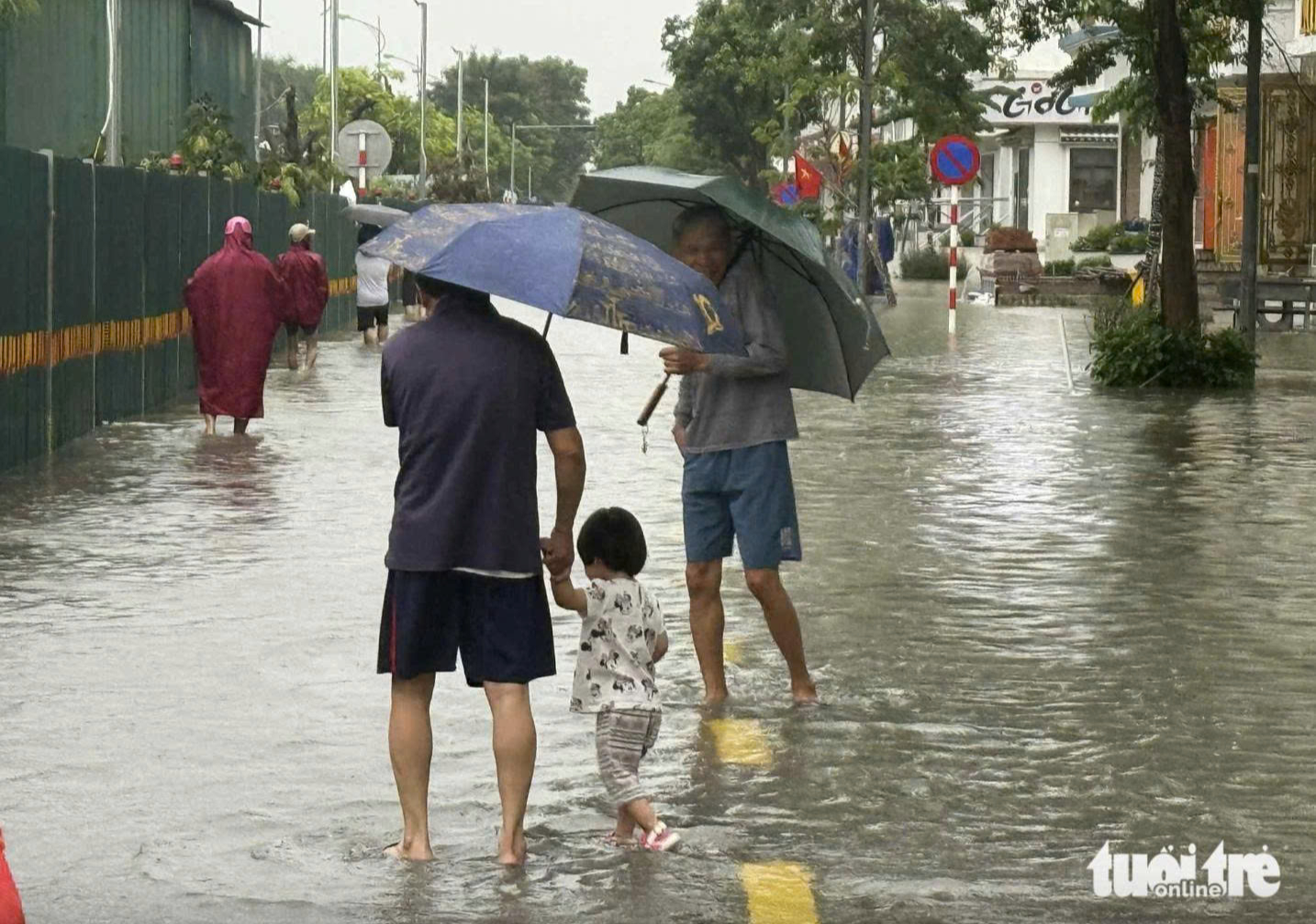 Phụ huynh bức xúc Hà Nội ngập lụt, trường học phản ứng chậm, Sở GD-ĐT Hà Nội nói gì? - Ảnh 1.