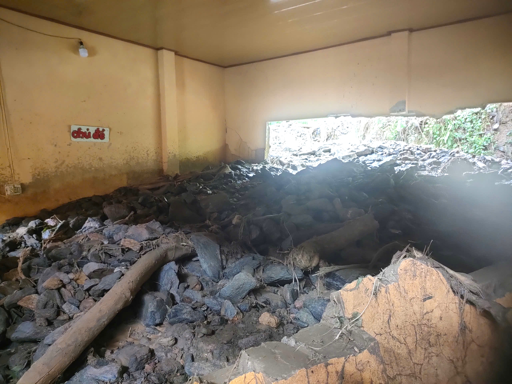 Hình ảnh điểm trường Khe Lóng 2 bị tàn phá sau trận lũ quét - Ảnh 4.