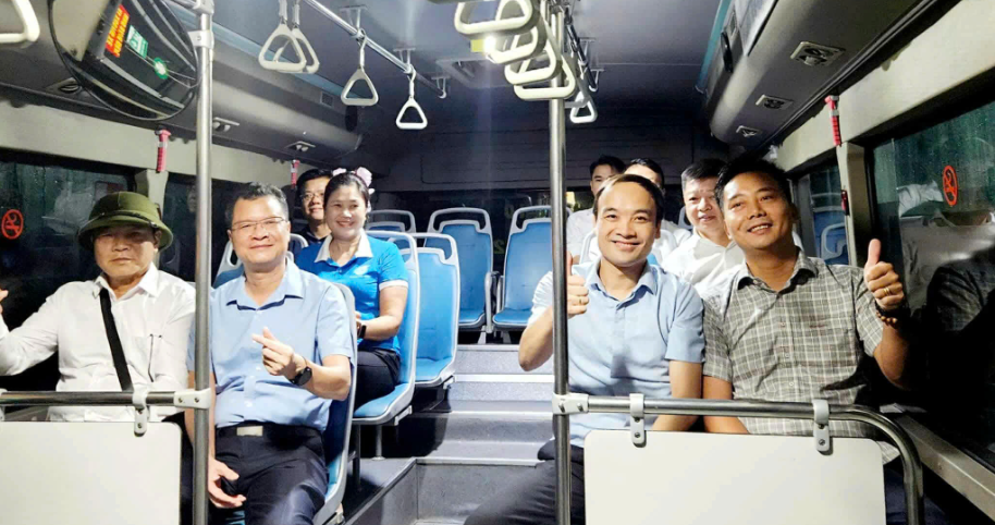 Lần đầu tiên mở tuyến xe buýt đến xã đảo Minh Châu của Hà Nội - Ảnh 1.