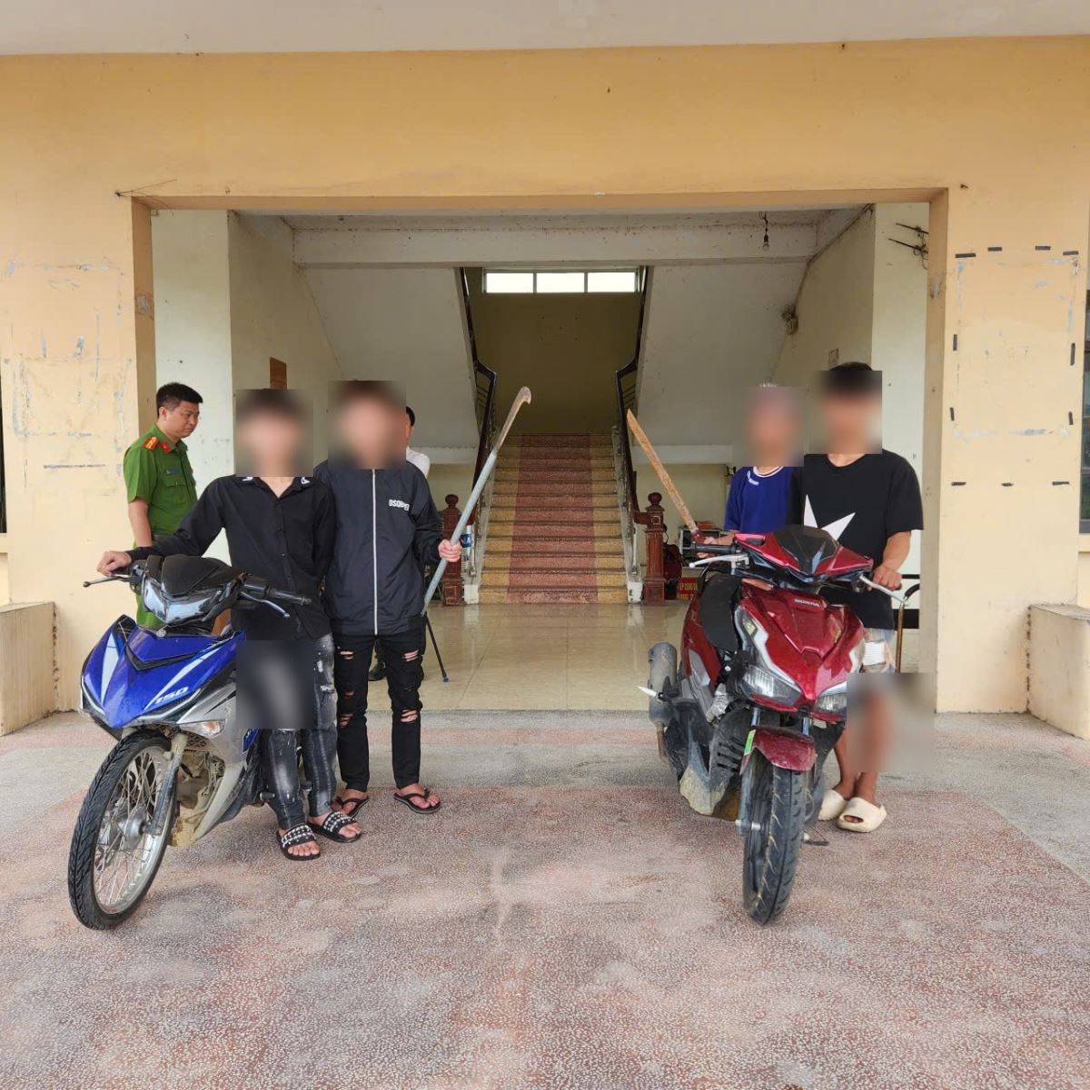 'Vạ lây' trong vụ truy đuổi bằng hung khí, bé 6 tuổi tử vong thương tâm - Ảnh 1. Bốn thanh niên truy đuổi đánh người và gây tai nạn làm bé 6 tuổi tử vong thương tâm - Ảnh 1.