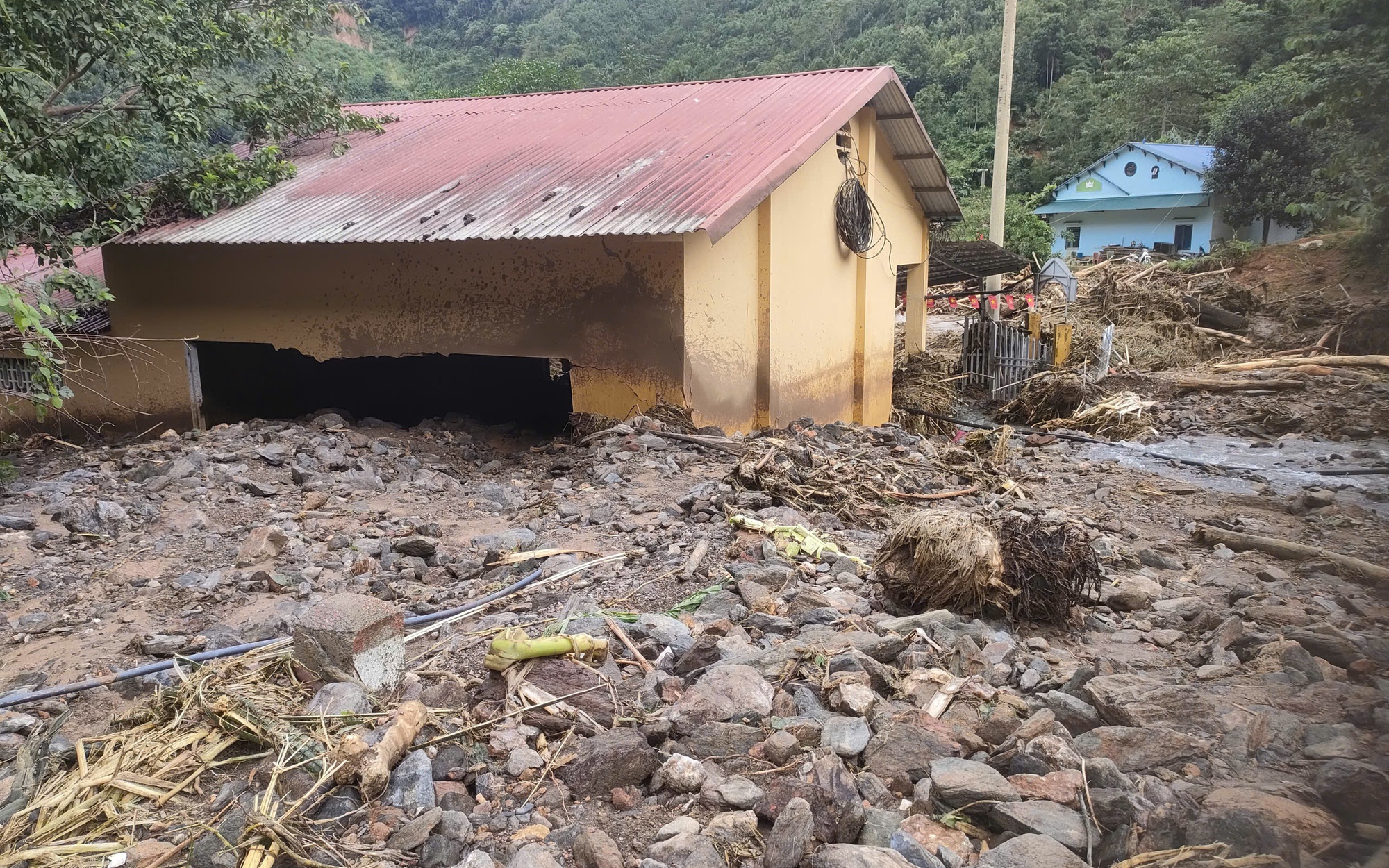 Làm rẫy về lúc mưa, đi qua suối gặp lũ quét gây sạt lở, 3 người bị vùi lấp - Ảnh 1.