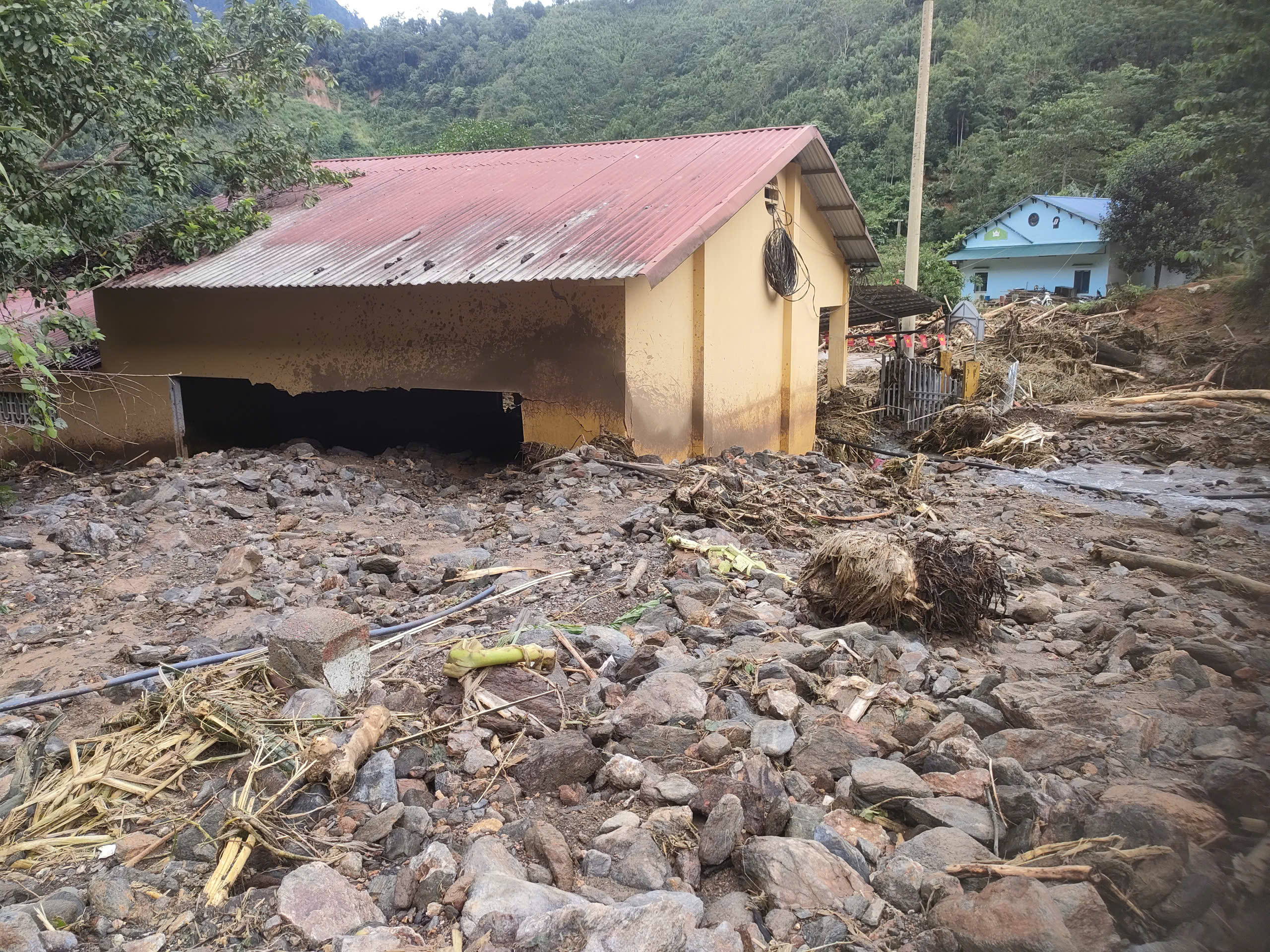 Hình ảnh điểm trường Khe Lóng 2 bị tàn phá sau trận lũ quét - Ảnh 1.