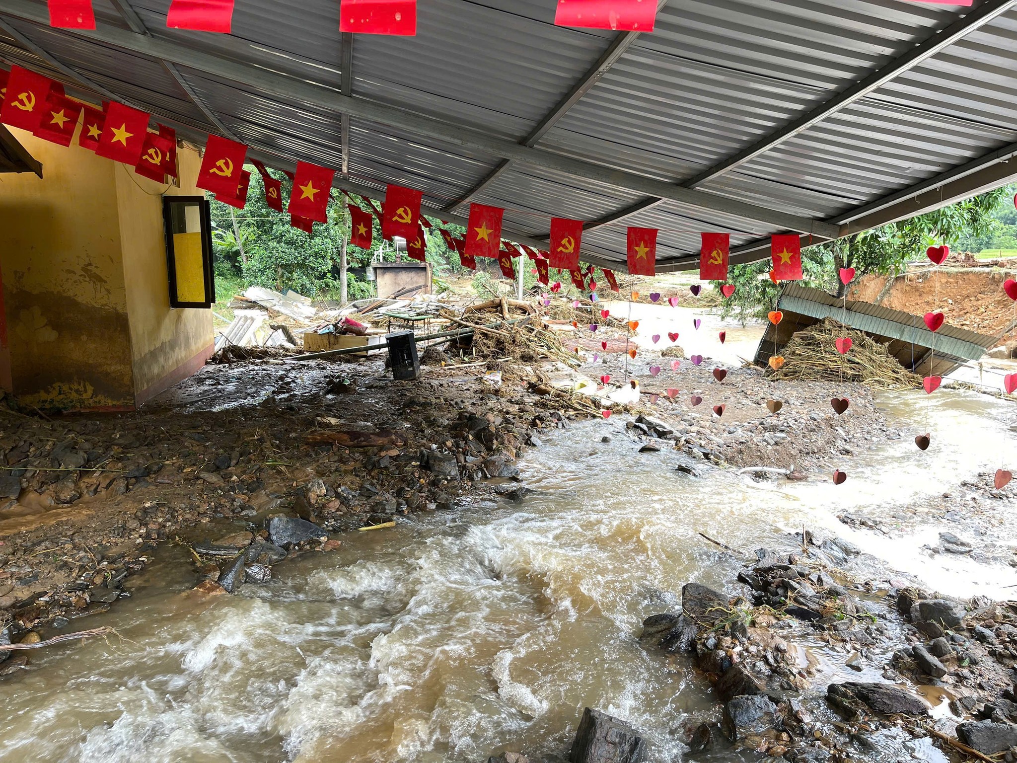 Hình ảnh điểm trường Khe Lóng 2 bị tàn phá sau trận lũ quét - Ảnh 8.