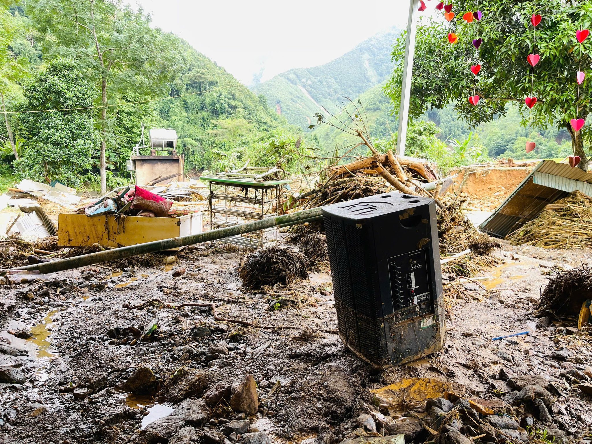 Hình ảnh điểm trường Khe Lóng 2 bị tàn phá sau trận lũ quét - Ảnh 5.