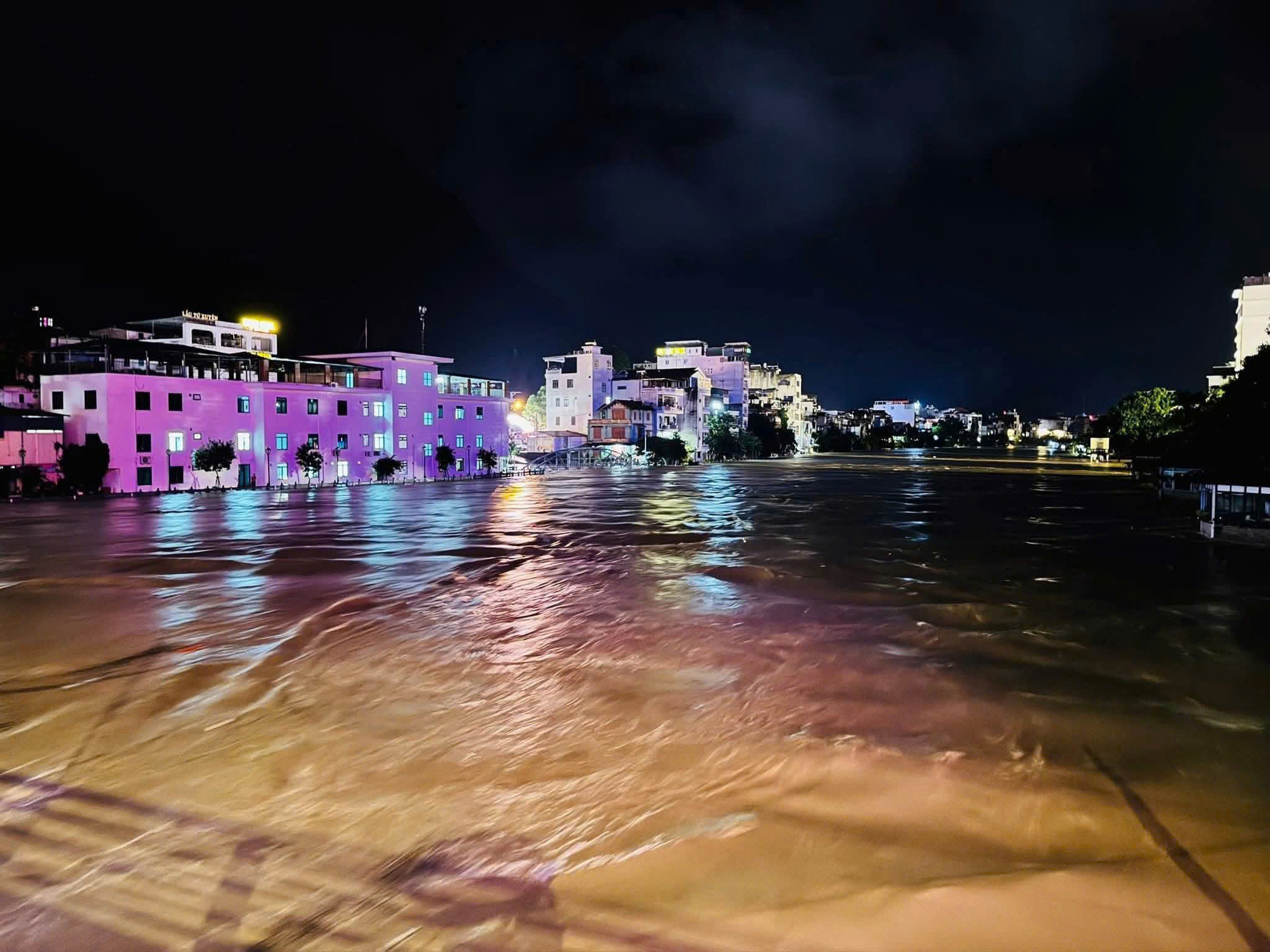 Lũ ở Hà Giang sắp vượt lịch sử 1969, có nhà ngập tới tầng 2 - Ảnh 1.