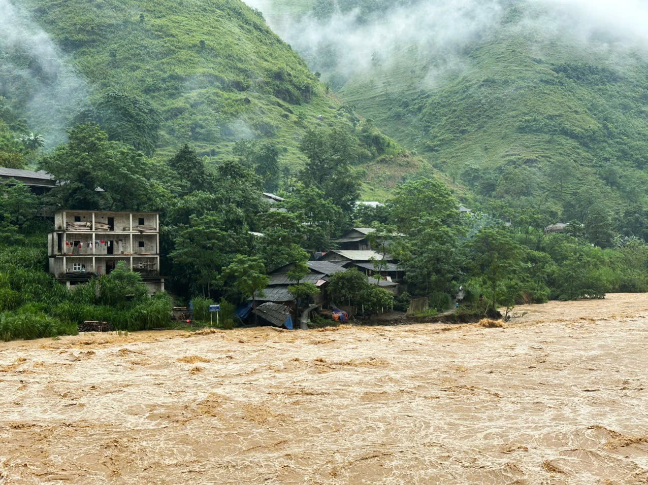 ផ្អាកសកម្មភាពទេសចរណ៍ជាបណ្ដោះអាសន្ននៅទន្លេ Nho Que - រូបថត ២. Nước lên cao, ạm dừng hoạt động du lịch trên sông Nho Quế - Ảnh 2.