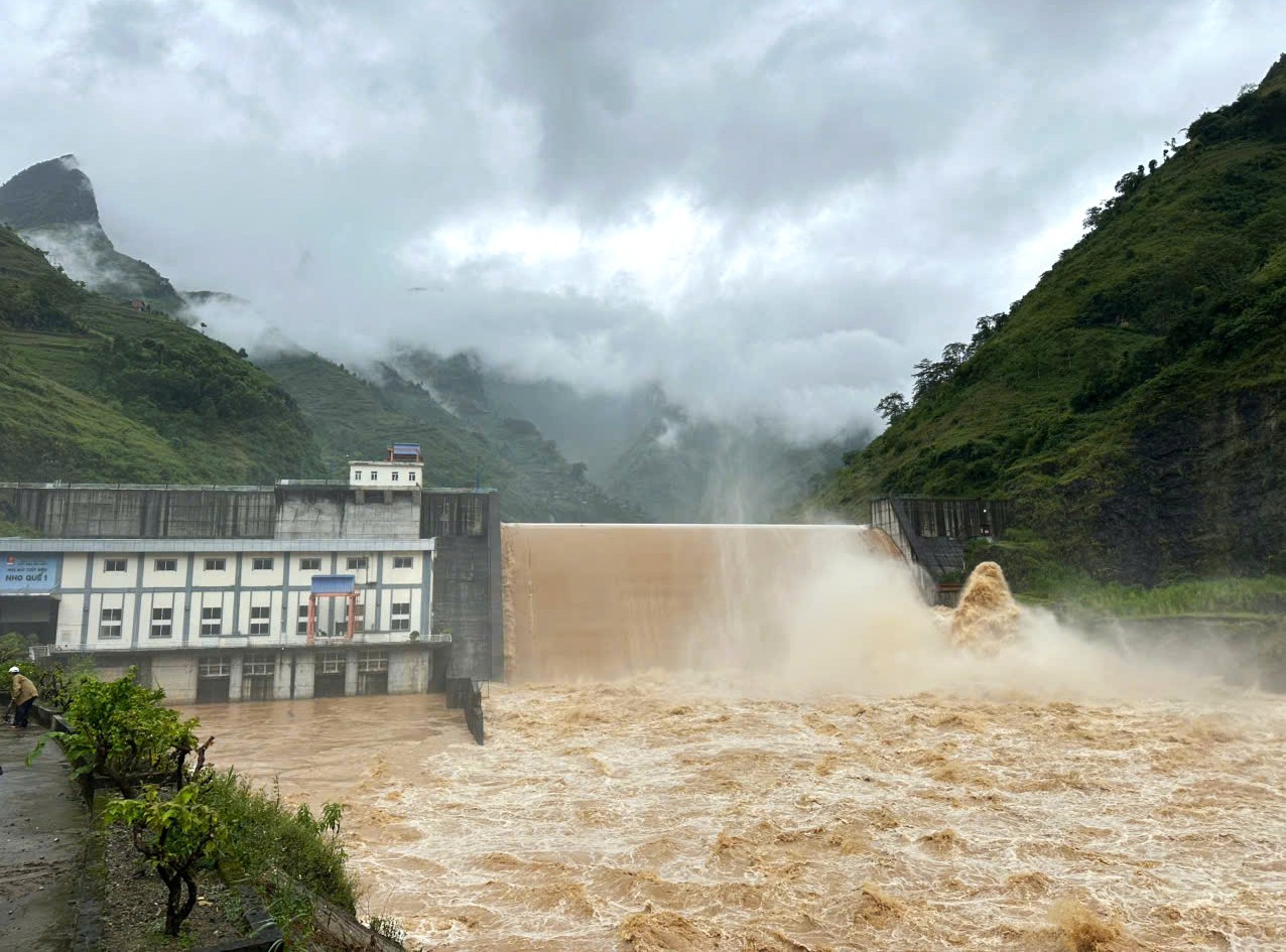 ការផ្អាកសកម្មភាពទេសចរណ៍ជាបណ្ដោះអាសន្ននៅទន្លេ Nho Que - រូបថត ១. Nước lên cao, ạm dừng hoạt động du lịch trên sông Nho Quế - Ảnh 1.