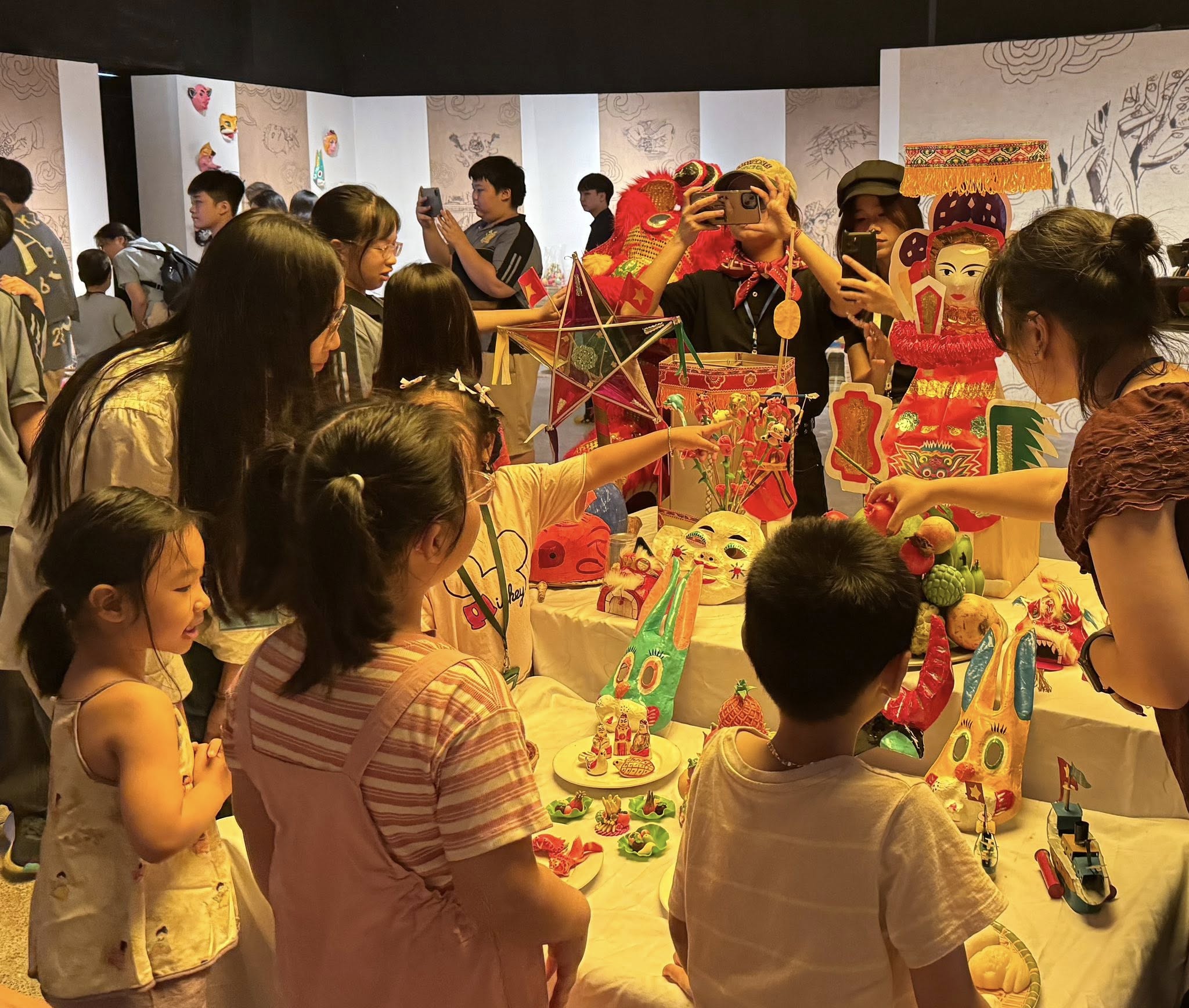 អ្វីដែល 'ក្តៅ' បុណ្យពាក់កណ្ដាលសរទរដូវនេះនៅសារមន្ទីរជនជាតិវៀតណាម - រូបថត ២. Trung thu này có gì ‘hot’ tại Bảo tàng Dân tộc học Việt Nam - Ảnh 2.