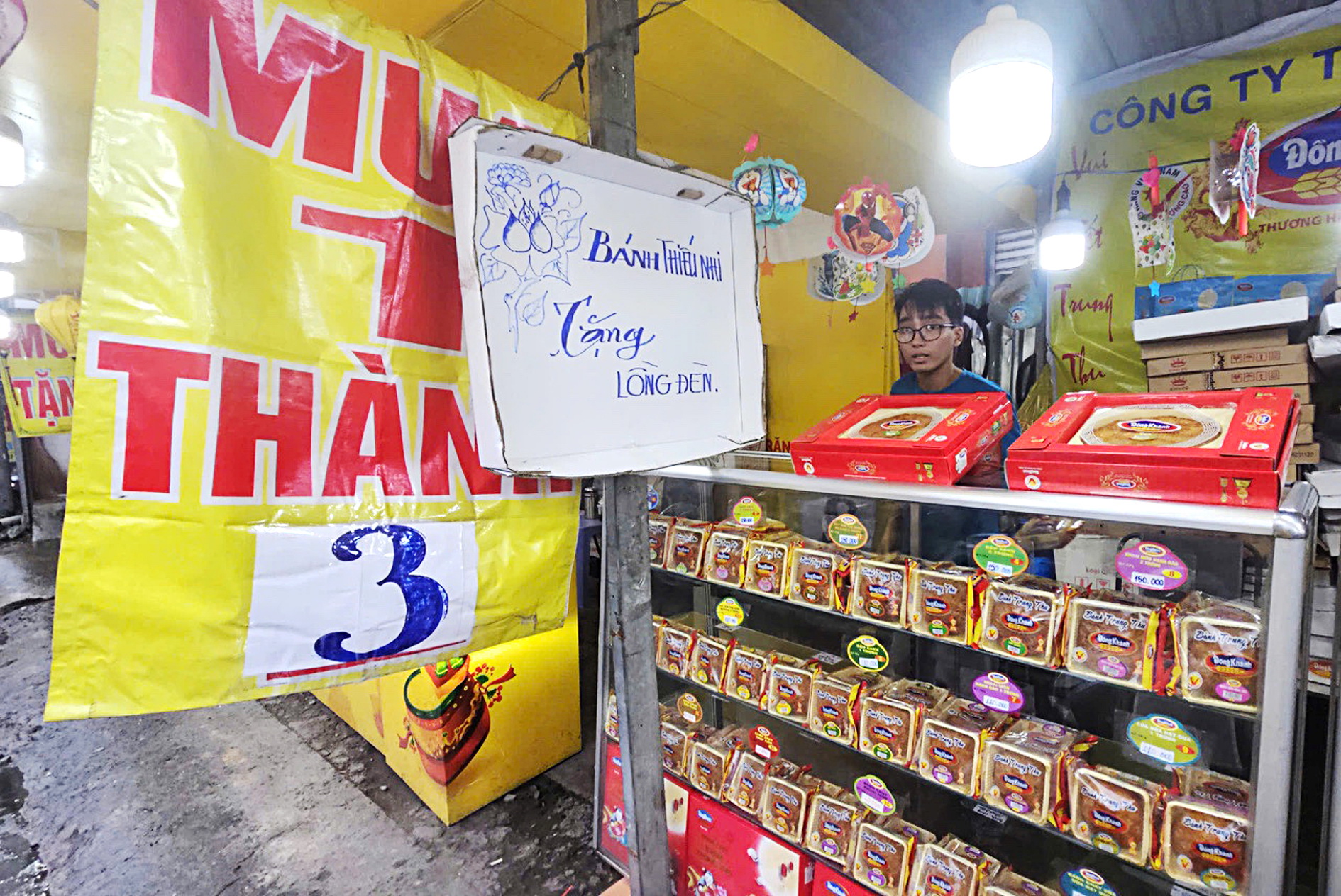 Bánh trung thu ế ẩm, người bán lo ôm nợ - Ảnh 1.