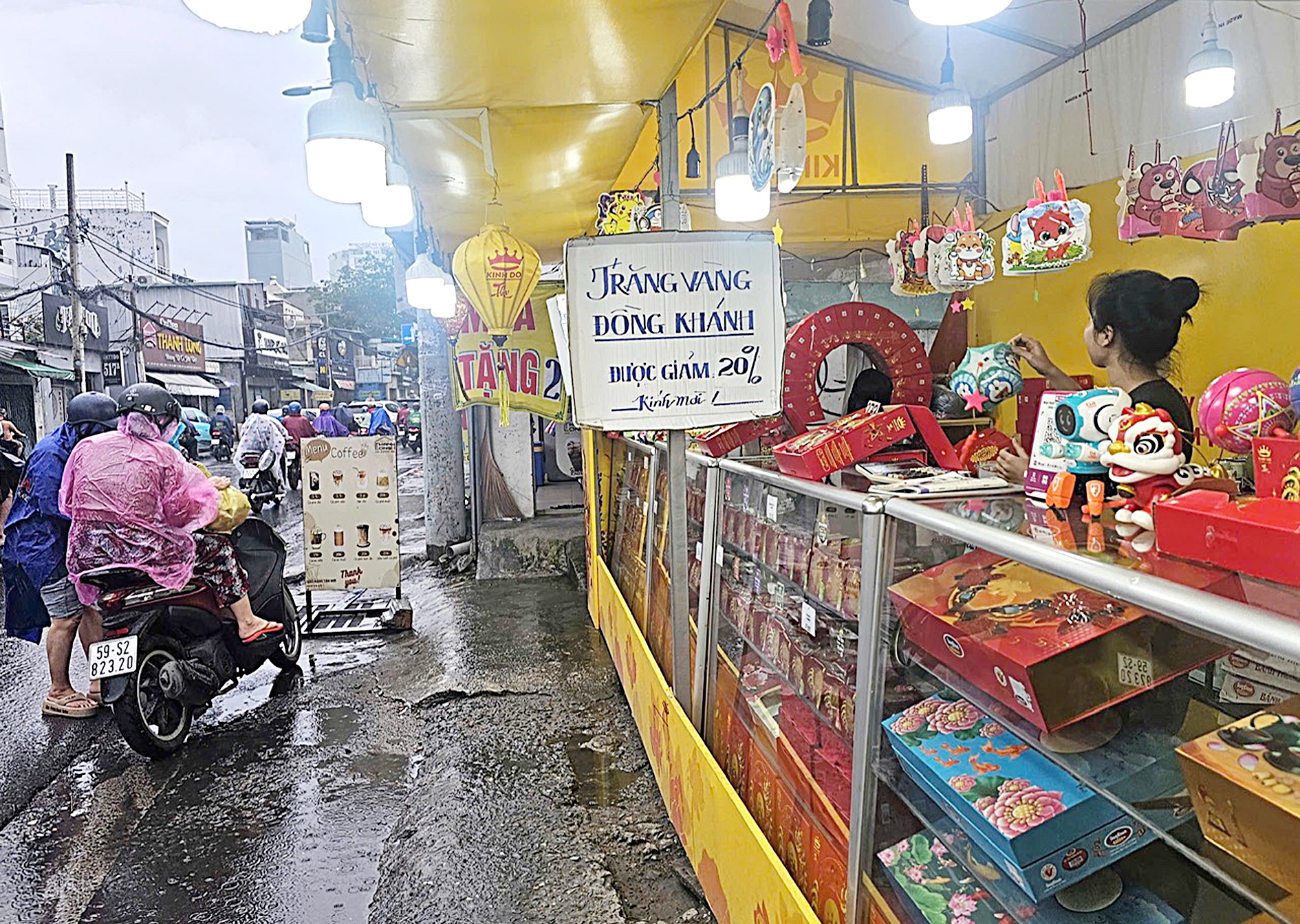 Bánh trung thu ế ẩm, người bán lo ôm nợ - Ảnh 2.