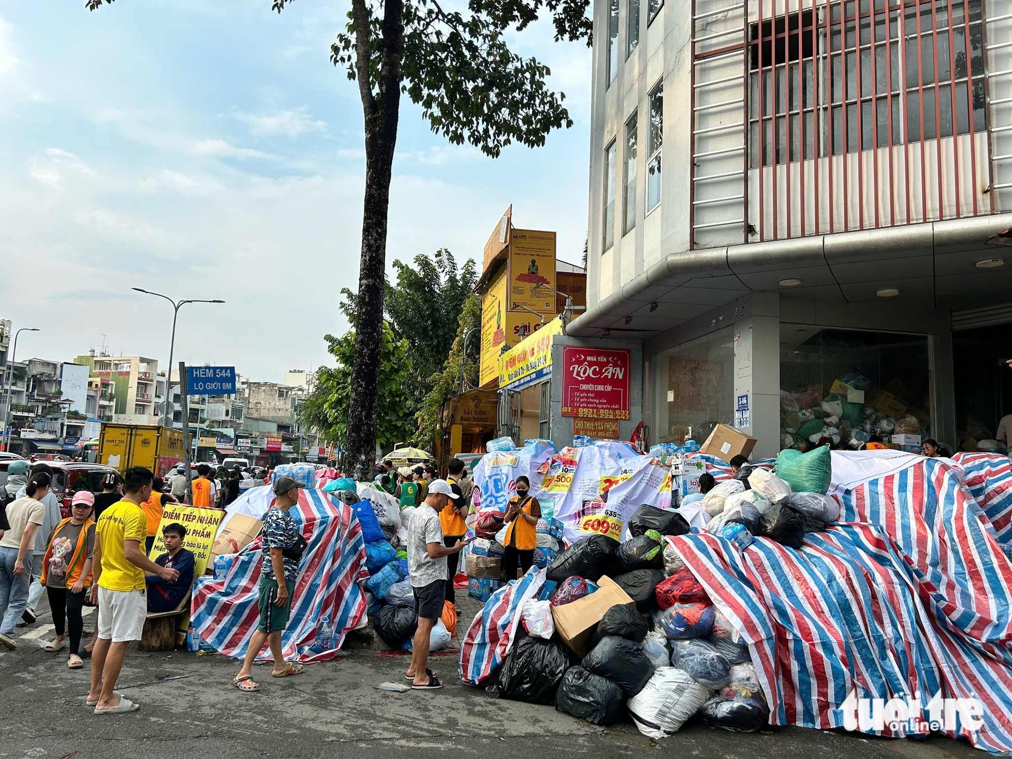Người dân TP.HCM nườm nượp gửi quà cho vùng lũ, người đến trao quà trở thành tình nguyện viên - Ảnh 1.