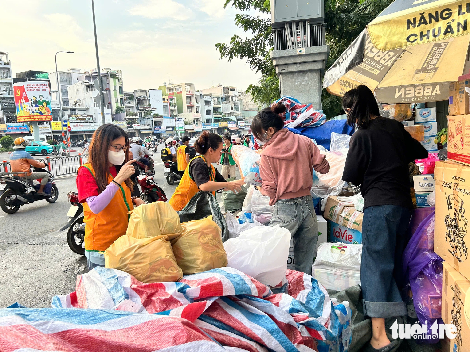 Người dân TP.HCM nườm nượp gửi quà cho vùng lũ, người đến trao quà trở thành tình nguyện viên - Ảnh 2.