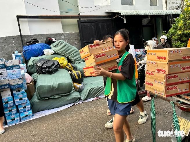 Người dân TP.HCM nườm nượp gửi quà cho vùng lũ, người đến trao quà trở thành tình nguyện viên - Ảnh 4.