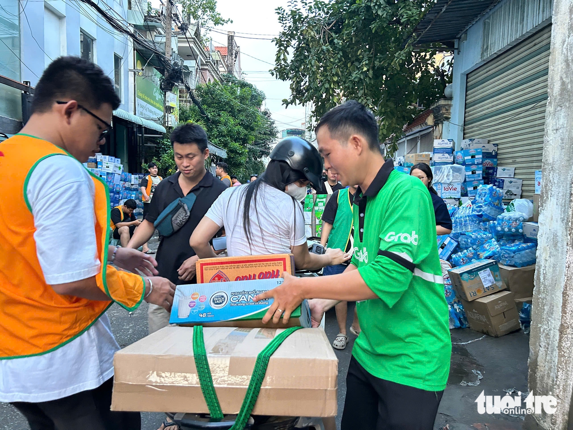 Người dân TP.HCM nườm nượp gửi quà cho vùng lũ, người đến trao quà trở thành tình nguyện viên - Ảnh 5.