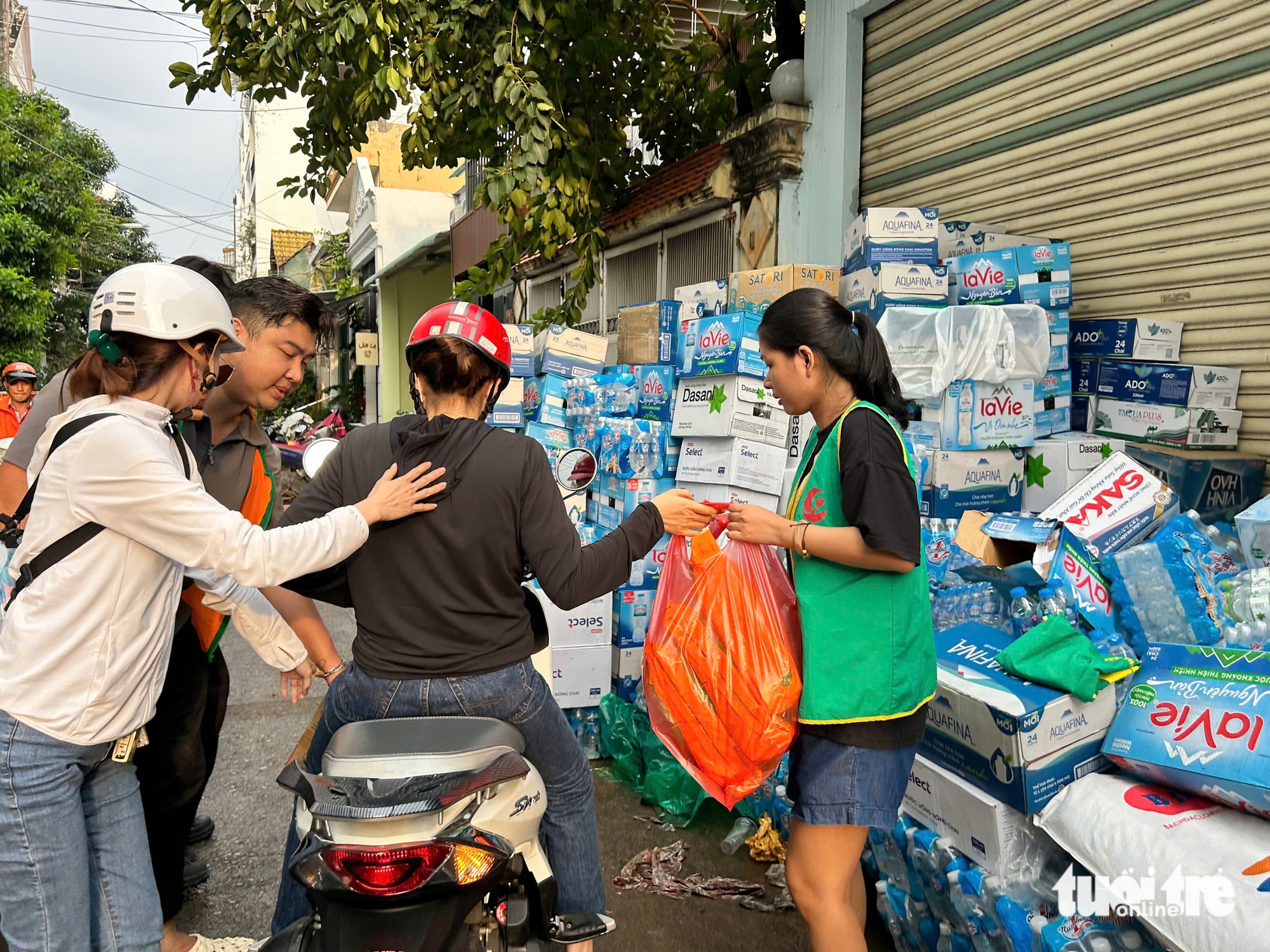 Dù kẹt xe, trời mưa nhưng không cản được những chuyến xe nghĩa tình - Ảnh 7. Người dân TP.HCM nườm nượp gửi quà cho vùng lũ, người đến trao quà trở thành tình nguyện viên - Ảnh 7.