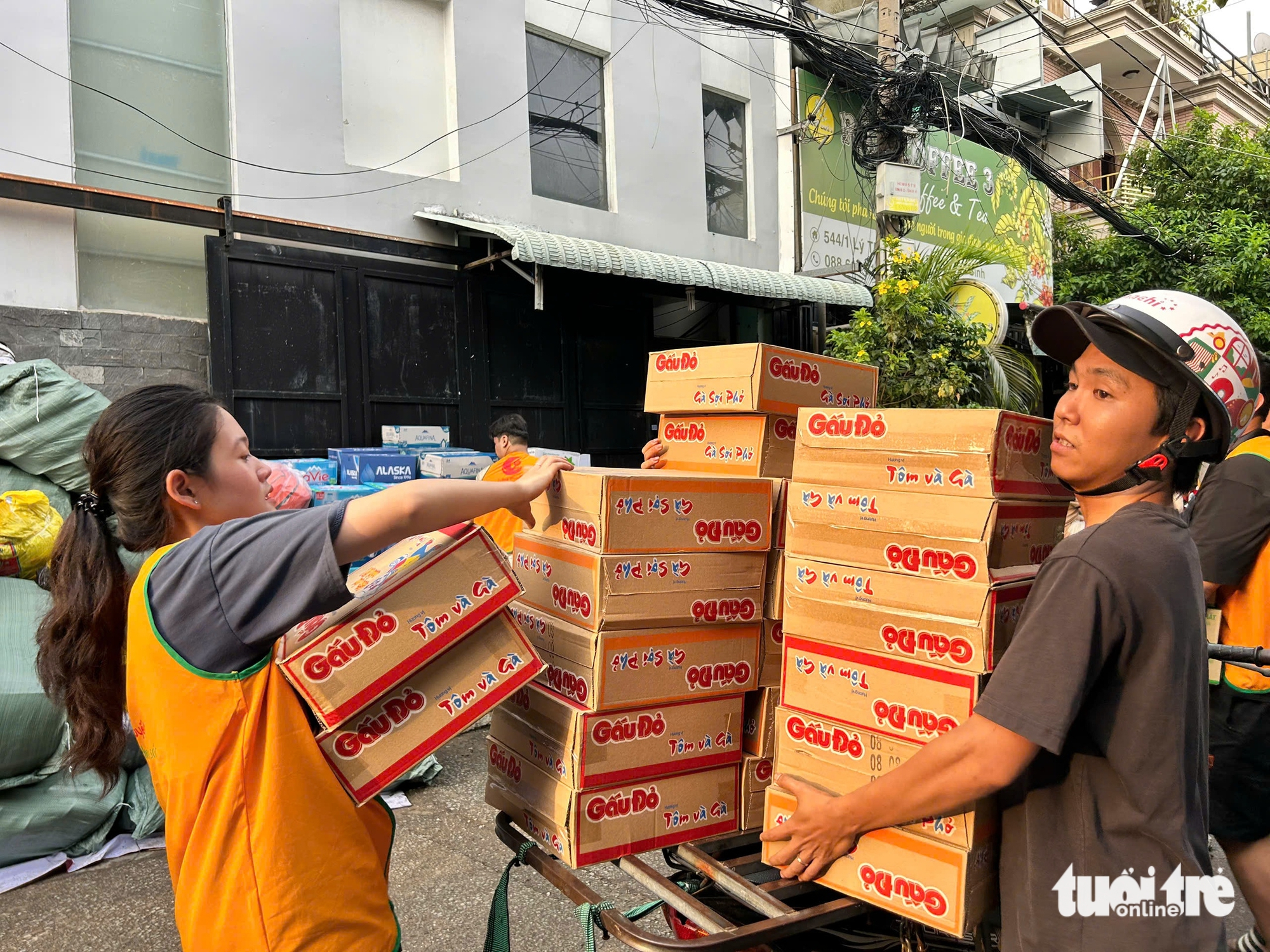 Người dân TP.HCM nườm nượp gửi quà cho vùng lũ, người đến trao quà trở thành tình nguyện viên - Ảnh 8.