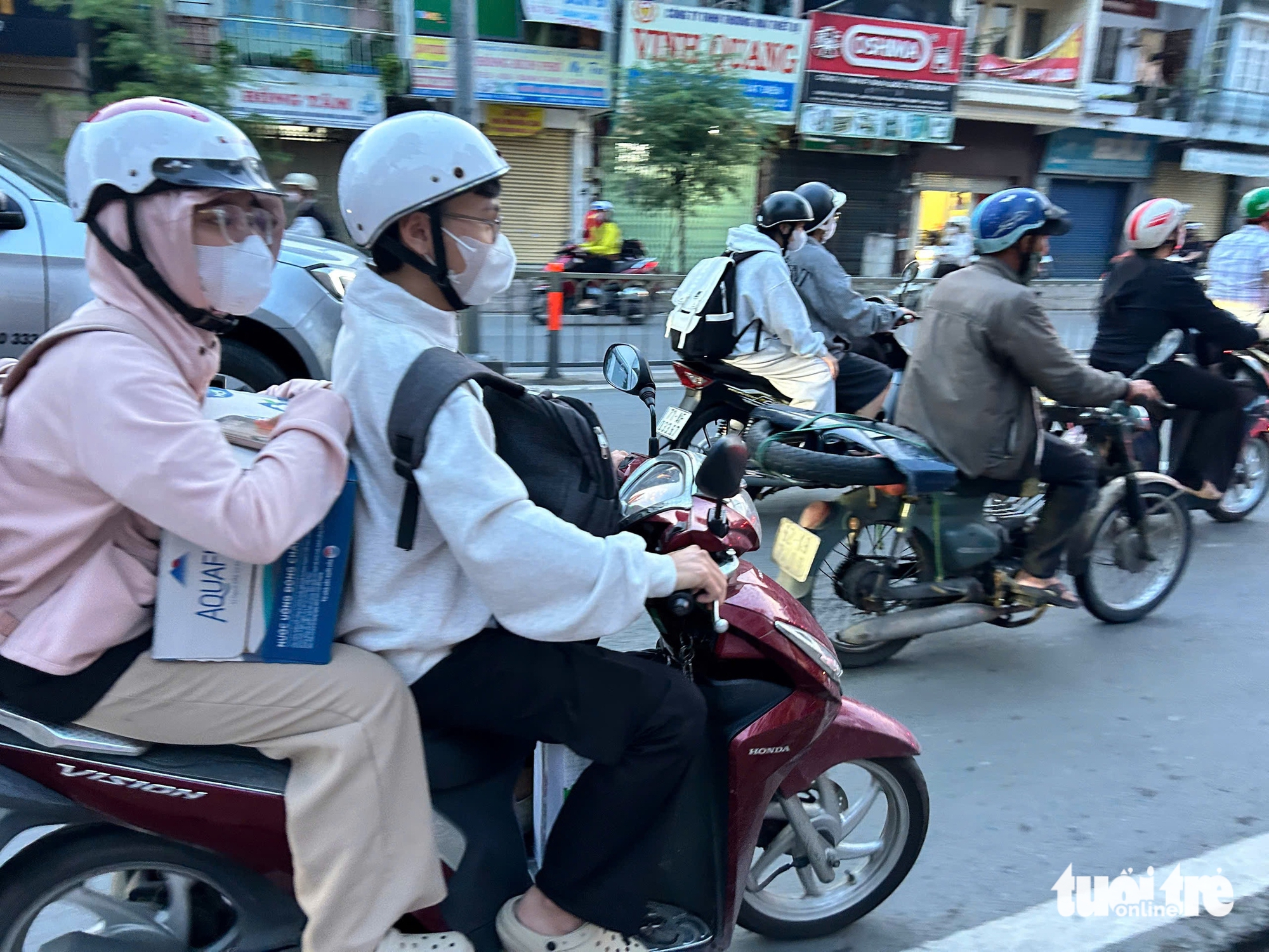 Người dân TP.HCM nườm nượp gửi quà cho vùng lũ, người đến trao quà trở thành tình nguyện viên - Ảnh 9.