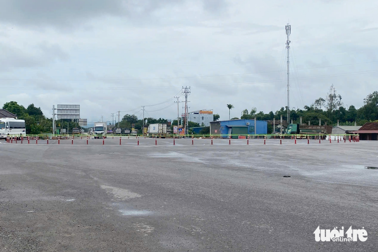 Lắp cọc tiêu mềm tại nút giao cao tốc Cam Lộ - quốc lộ 9 sau phản ánh của Tuổi Trẻ - Ảnh 1.