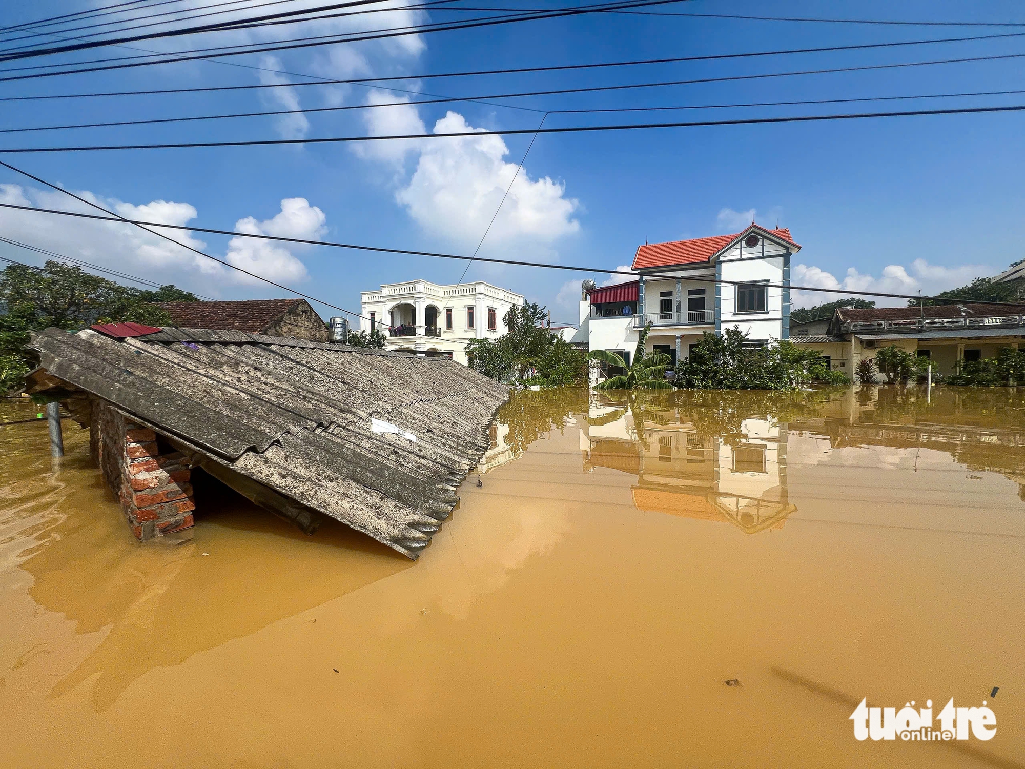 Cận cảnh loạt nhà dân ngoại thành Hà Nội bị ngập tới nóc, 36.000 dân bị ảnh hưởng - Ảnh 1.