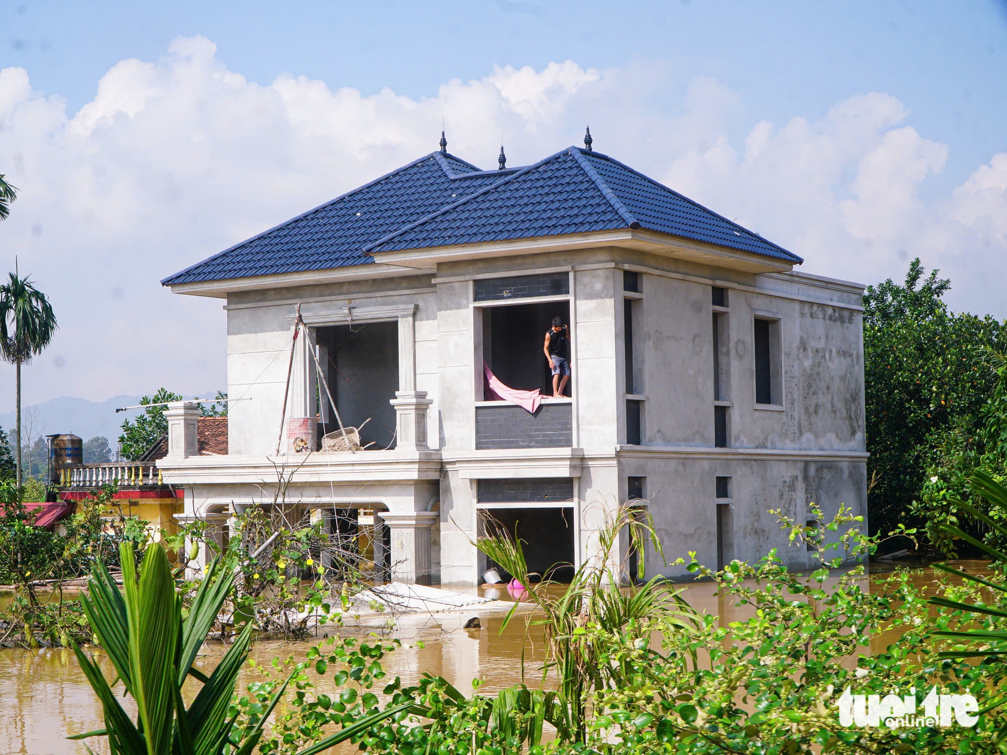 Cận cảnh loạt nhà dân ngoại thành Hà Nội bị ngập tới nóc, 36.000 dân bị ảnh hưởng - Ảnh 19.