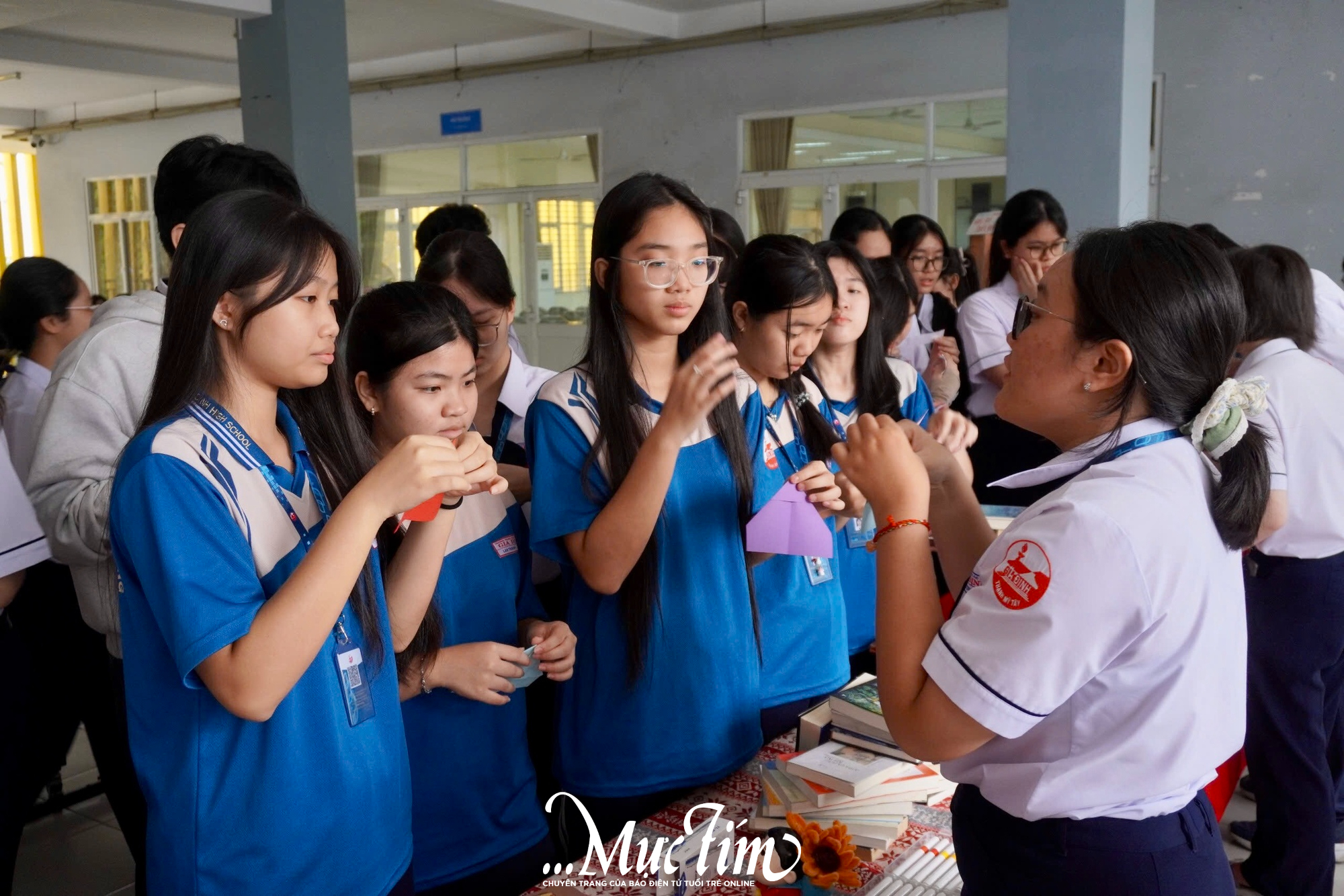 Giờ ra chơi rộn ràng cùng văn học và sách của học trò Trường THPT Gia Định- Ảnh 4.