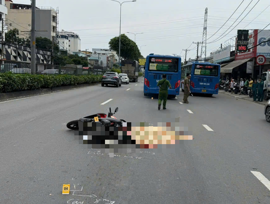 Những nguyên nhân khiến người đi xe máy dễ rơi vào ‘điểm mù’ của xe lớn - Ảnh 2.