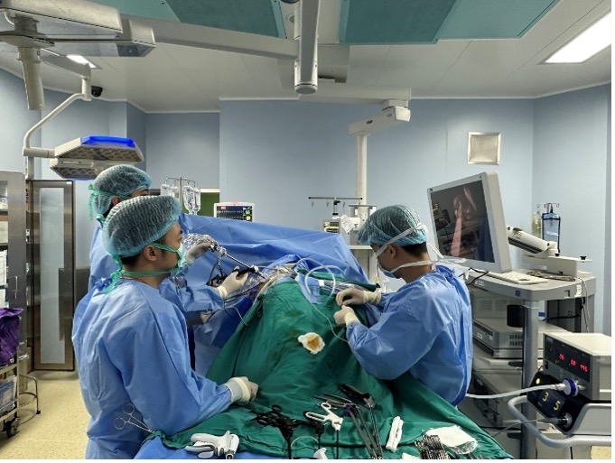 Ca mổ đặc biệt: Bác sĩ mổ lấy thận ra ngoài 'sửa chữa' - rồi ghép lại cho người bệnh - Ảnh 1. ghép thận - Ảnh 1.