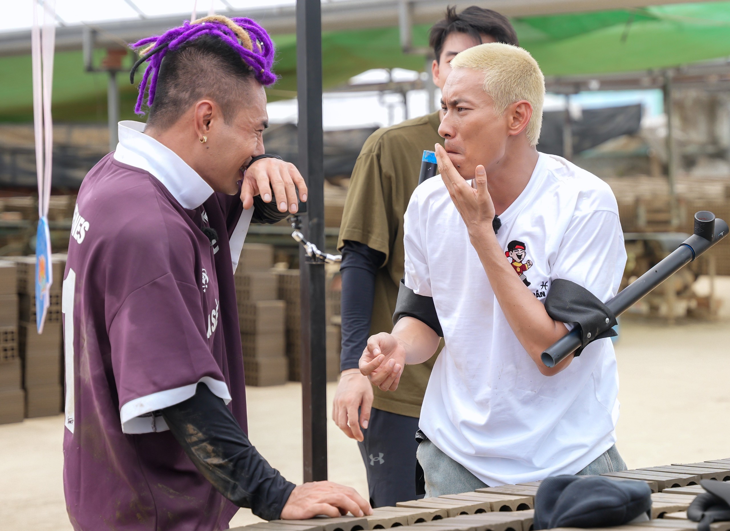 Lê Dương Bảo Lâm đổ máu trong 2 ngày 1 đêm: chơi game show sao cho vui, an toàn? - Ảnh 1. Lê Dương Bảo Lâm đổ máu trong 2 ngày 1 đêm: Chơi game show sao cho vui, an toàn? - Ảnh 1.