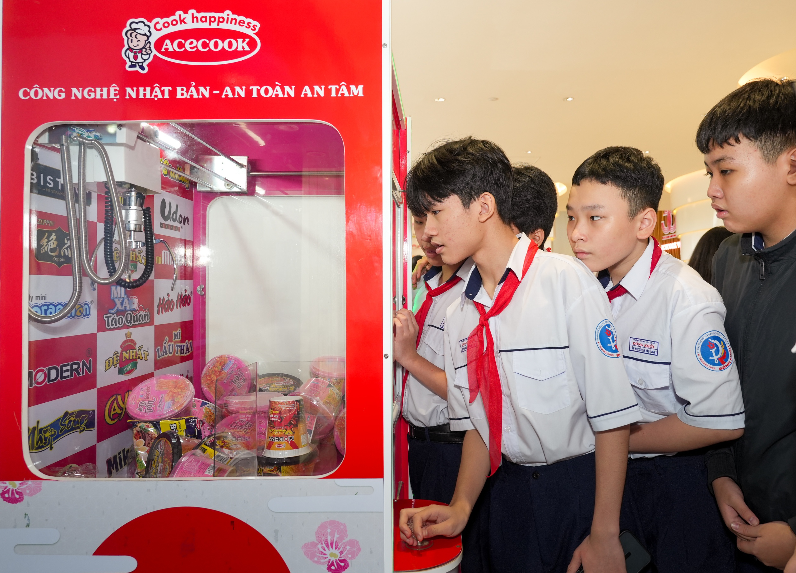 Trải nghiệm thực tế nhà máy Acecook: vừa học vừa chơi- Ảnh 5. Trải nghiệm thực tế nhà máy Acecook: vừa học vừa chơi- Ảnh 5.