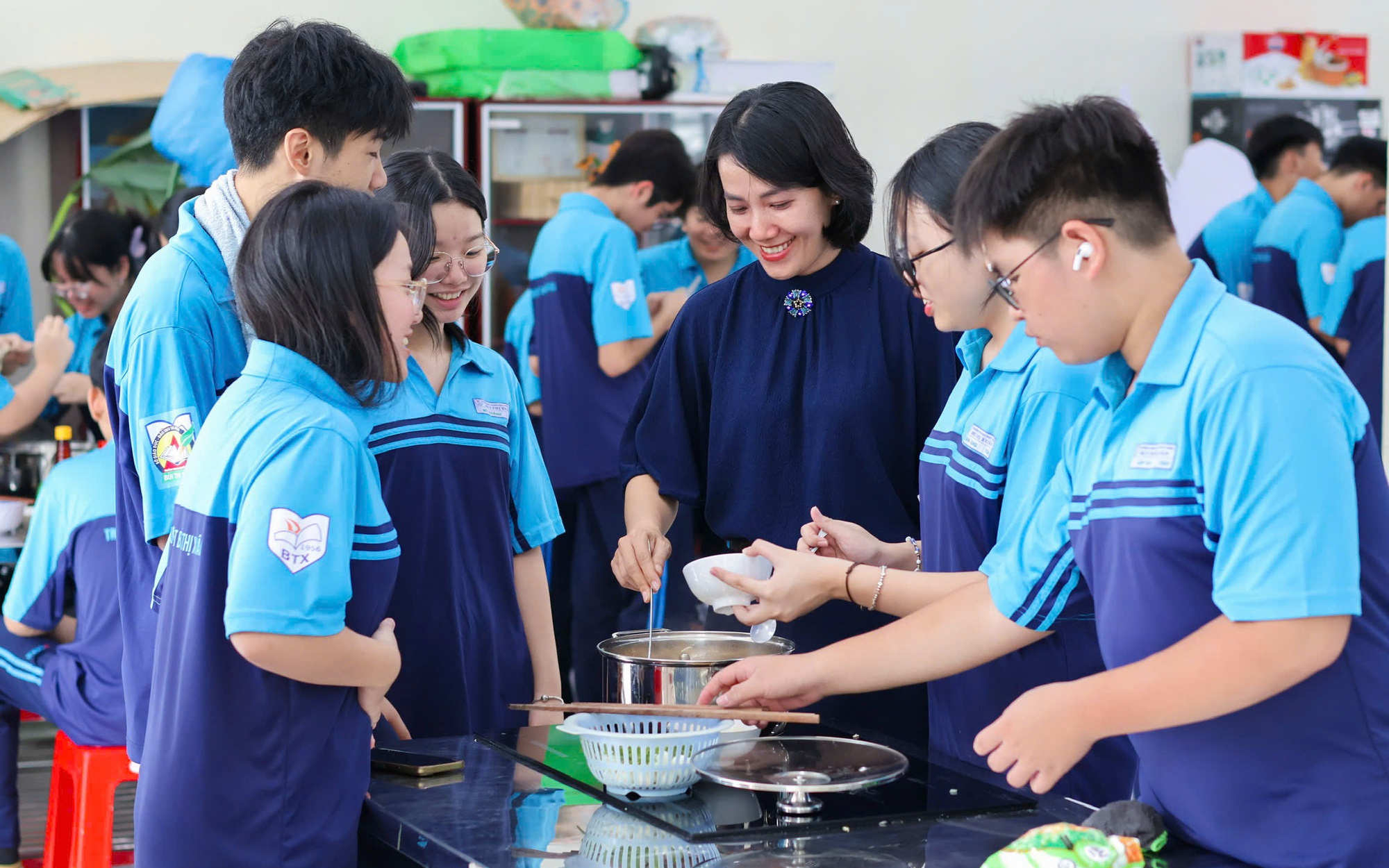 Teen Trường THPT Bùi Thị Xuân học nấu ăn miễn phí trong giờ chính khóa