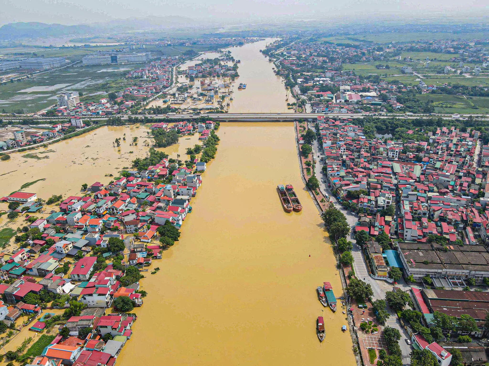 Sau lũ lịch sử, người dân tất bật dọn dẹp nhà cửa, công ty lại sáng đèn sản xuất - Ảnh 8. bắc ninh - Ảnh 7.
