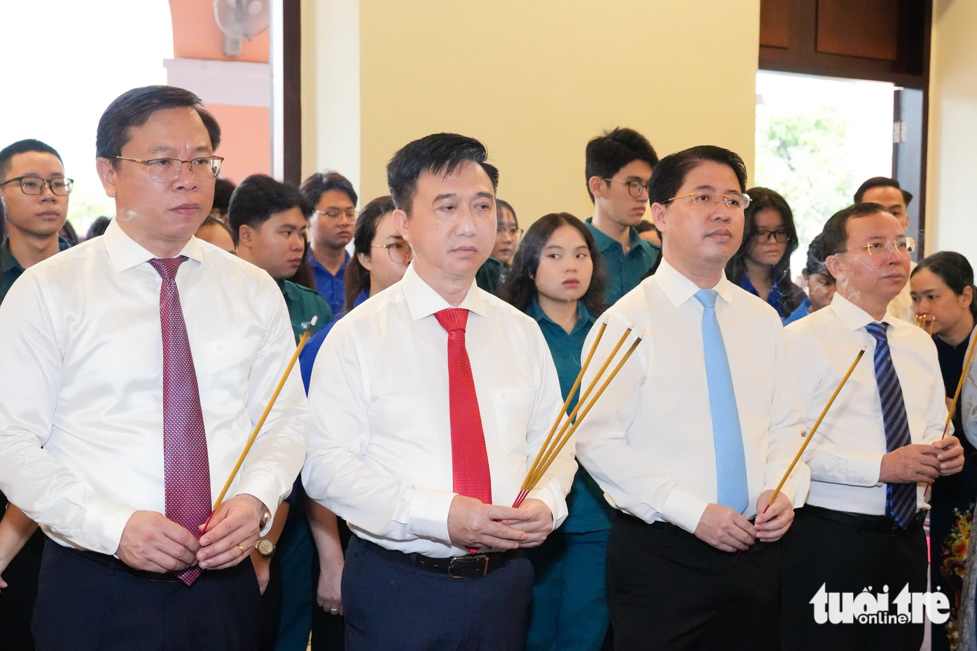Đoàn đại biểu TP.HCM dâng hương nghĩa trang liệt sĩ, Bảo tàng Hồ Chí Minh trước thềm Đại hội Đảng - Ảnh 6.