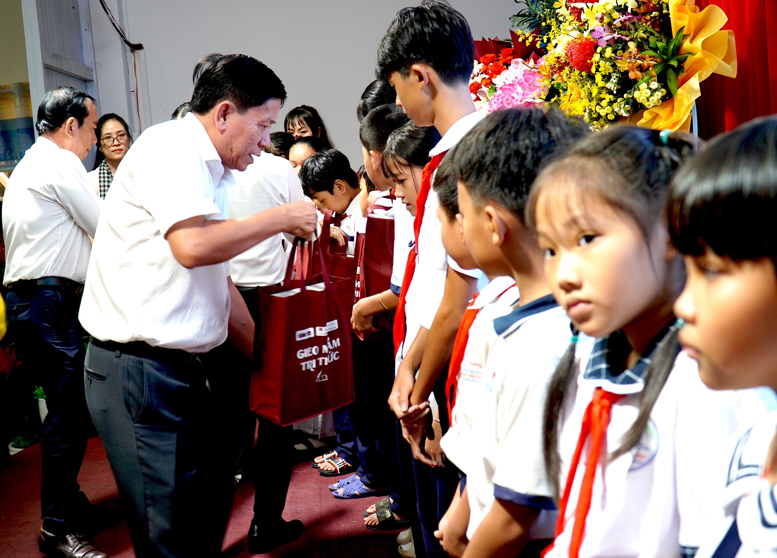 Có xe đạp mới, 200 học sinh Đồng Tháp đến trường bớt cực hơn - Ảnh 6.
