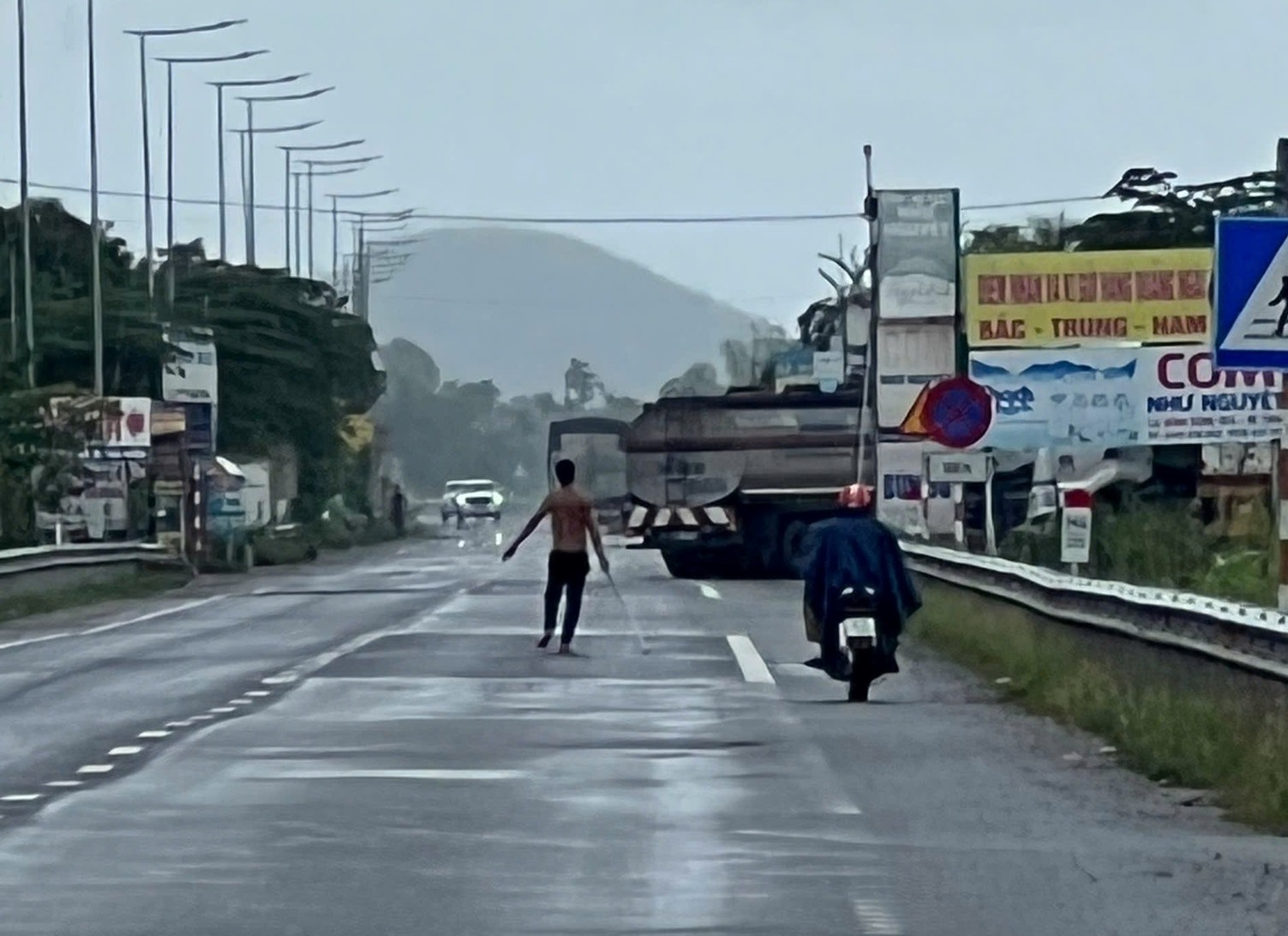 Khống chế thanh niên ngáo đá cầm thanh sắt 'múa võ' la hét giữa đường - Ảnh 1.