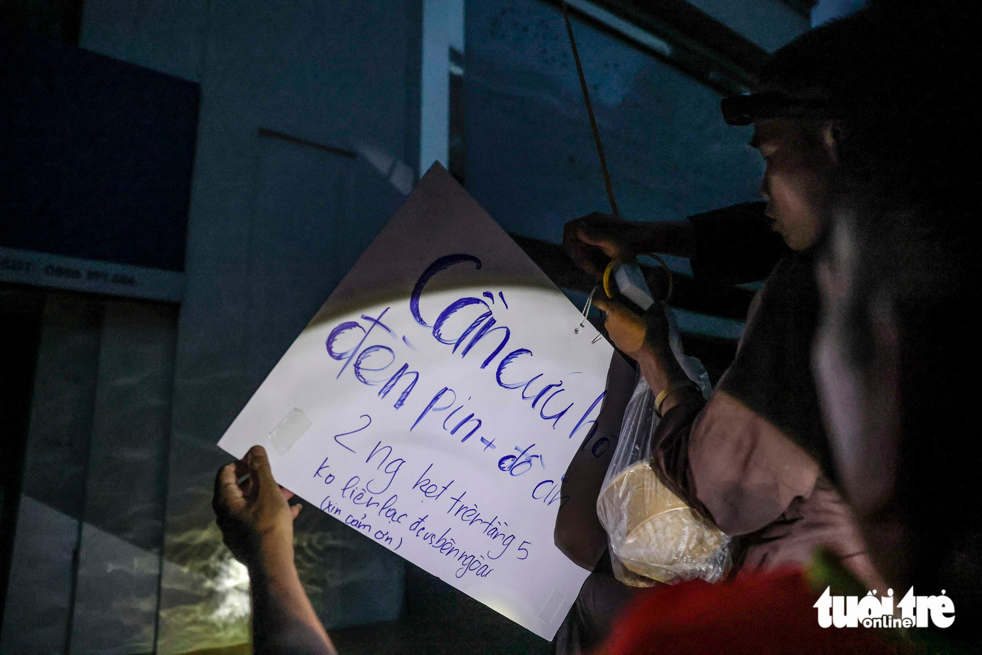 Chia sẻ tọa độ, tín hiệu cầu cứu để tăng cơ hội sống sót cho người dân gặp nạn ở vùng lũ - Ảnh 1.