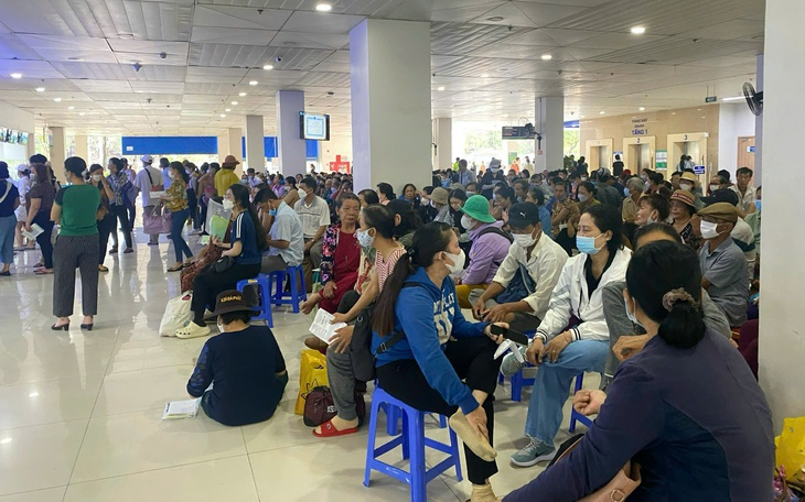 Respiratory illness cases rise sharply in Ho Chi Minh City hospitals amid seasonal outbreak - Ảnh 2.