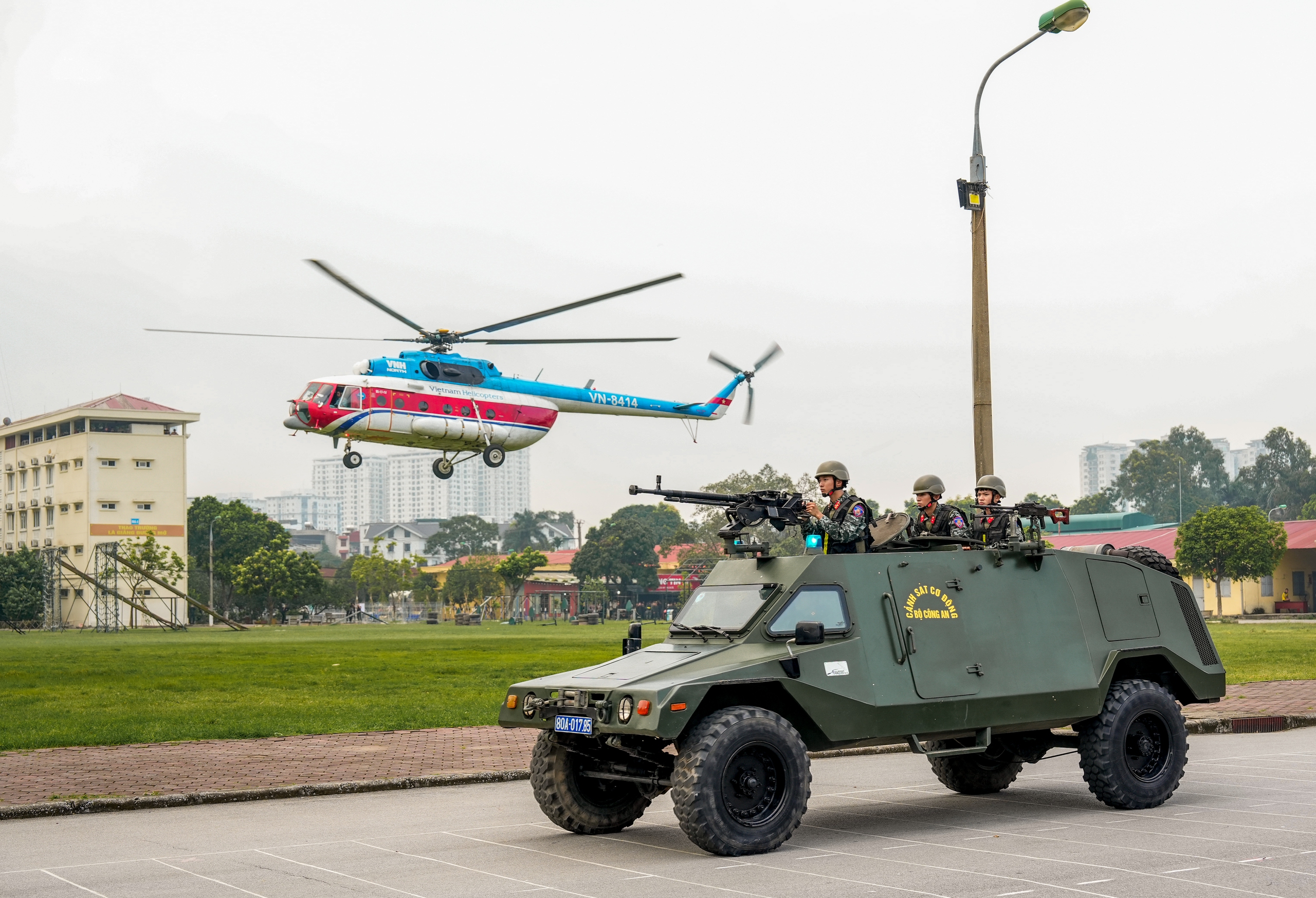 Máy bay, xe bọc thép trong Cuộc giải cứu con tin ở Chiến sĩ quả cảm - Ảnh 2. chiến sĩ quả cảm - Ảnh 2.