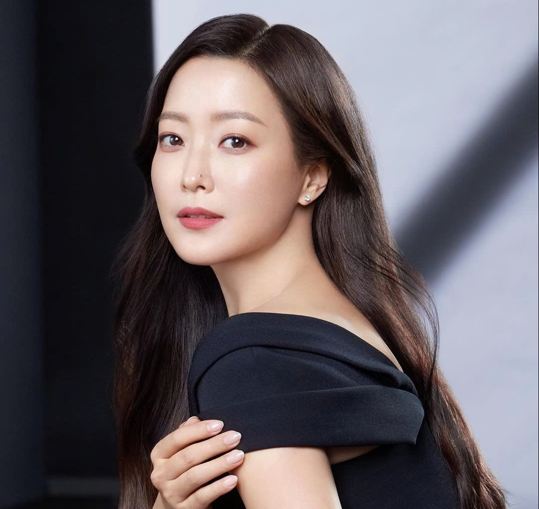 Kim Hee Sun tái xuất đóng phim sau nỗi đau mất mẹ, fan xót xa vì vóc dáng gầy gò - Ảnh 1.