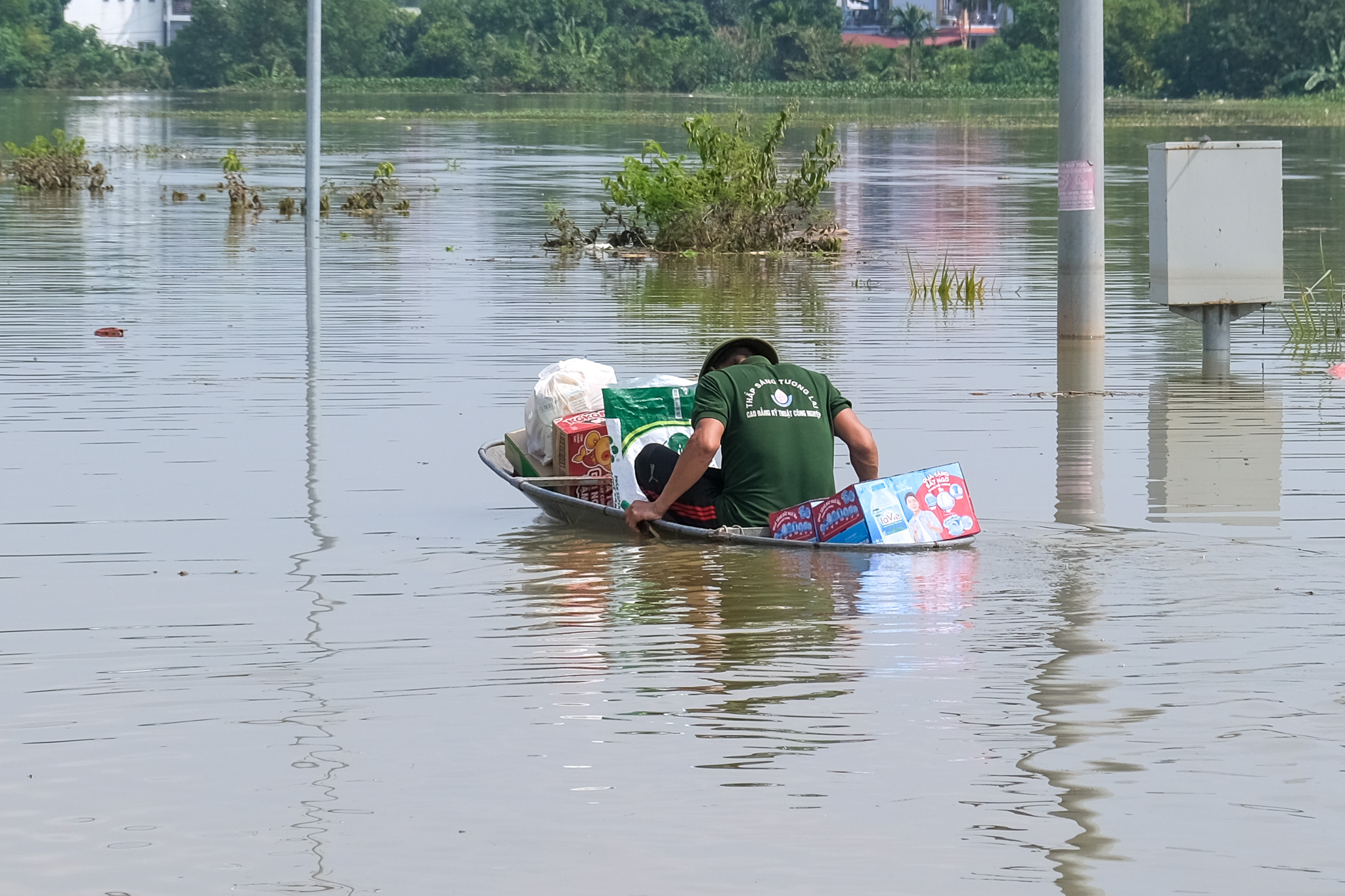 Bắc Ninh nước rút, các cô vớt vát ít học cụ chìm trong bùn - Ảnh 13.