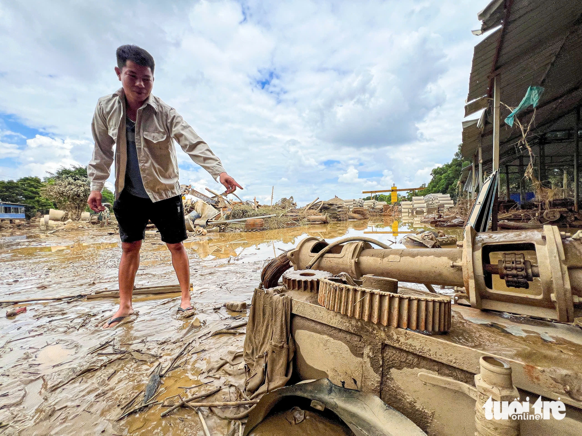 Cụ bà 72 tuổi kể lại cảnh 'sắp chết đuối' vì lũ tràn về lút tới cằm, phải bám cột nhà chờ cứu hộ - Ảnh 14.