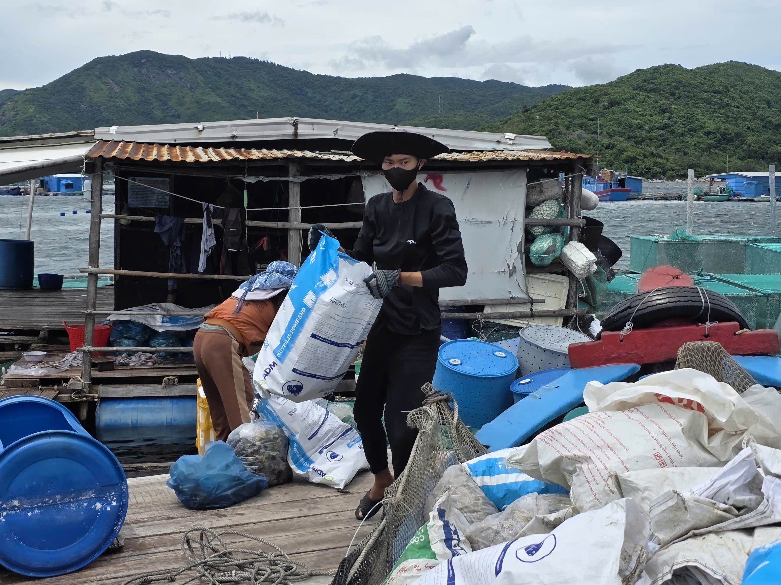 Thu gom rác trên vịnh Vũng Rô 4 tháng qua, một mô hình người dân 'thích hợp tác' - Ảnh 3. vũng rô - Ảnh 3.