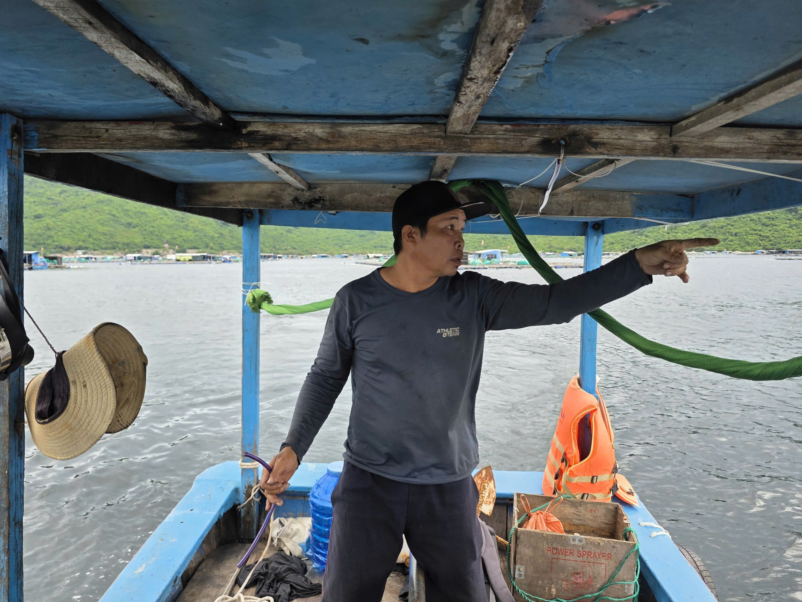 Thu gom rác trên vịnh Vũng Rô 4 tháng qua, một mô hình người dân 'thích hợp tác' - Ảnh 2. Thu gom rác trên vịnh Vũng Rô 4 tháng qua, một mô hình người dân 'thích hợp tác' - Ảnh 2.