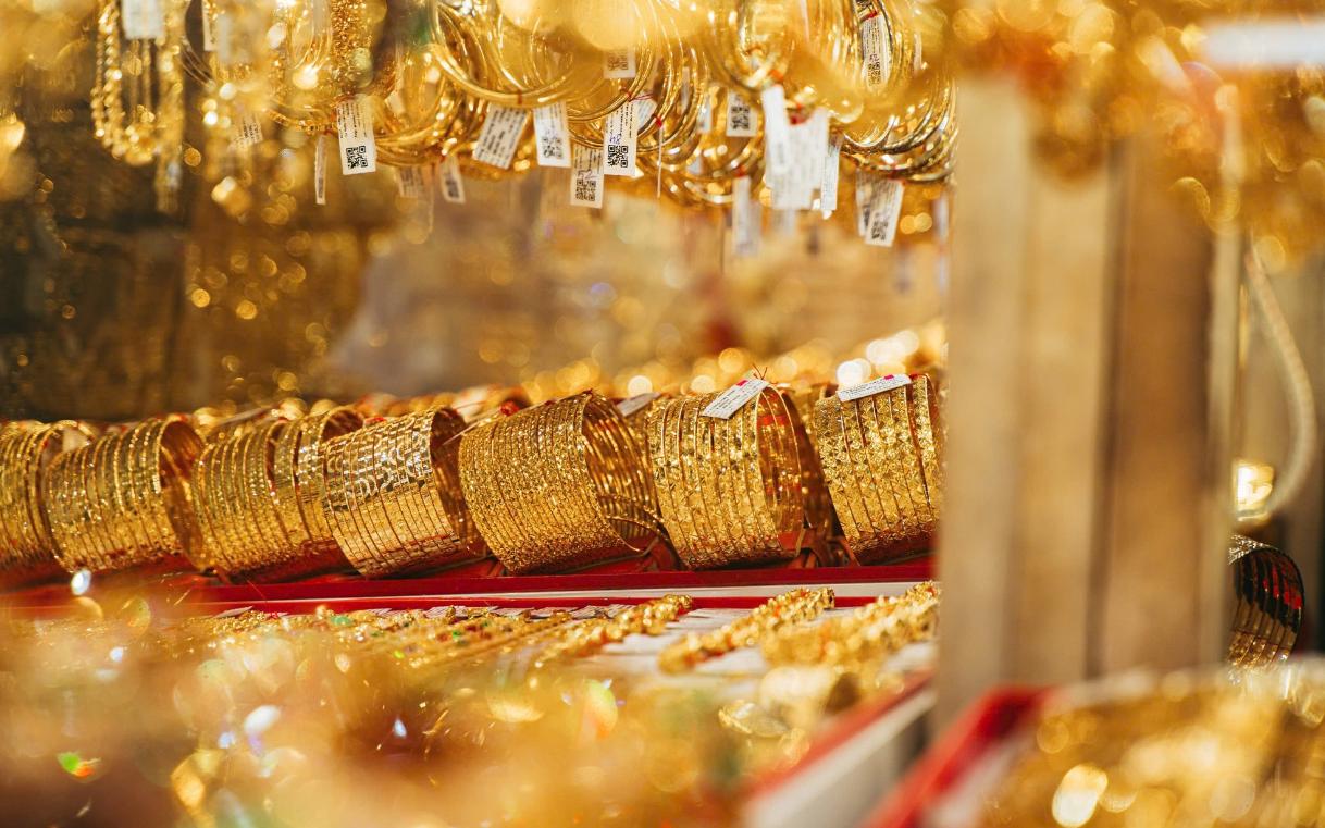 Gold extends retreat from record high on profit-booking, trade optimism- Ảnh 1.