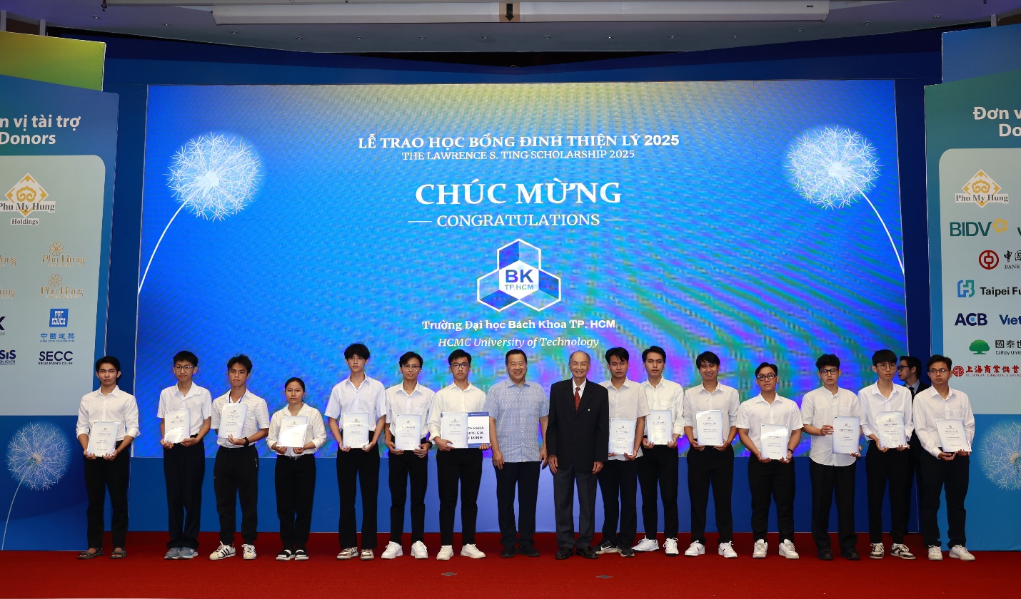 Công ty Phú Mỹ Hưng và Quỹ Đinh Thiện Lý trao gần 8,8 tỉ đồng học bổng - Ảnh 1.