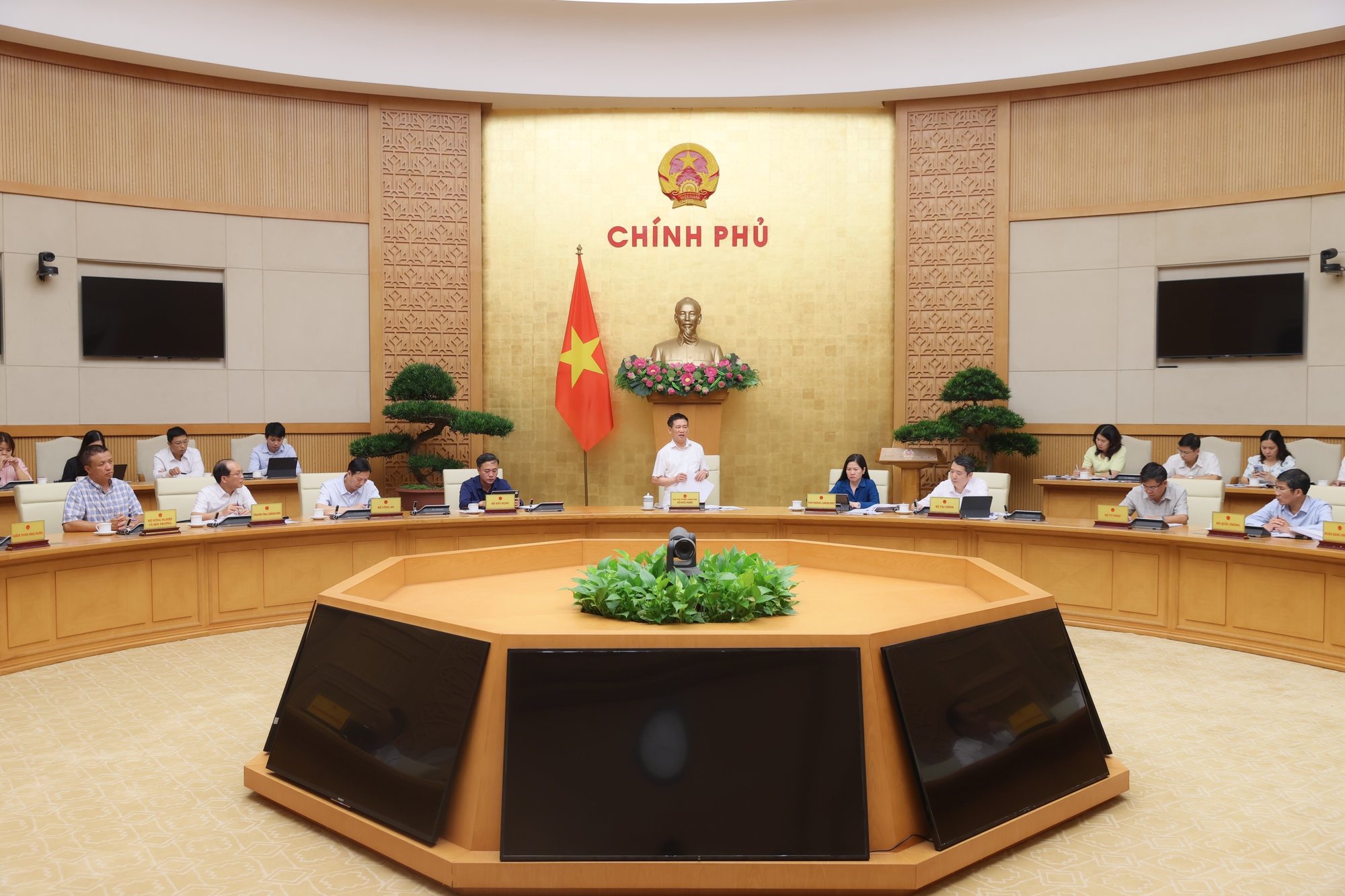 Phó thủ tướng Hồ Đức Phớc: 'Cổ phần hóa không phải để bán đất' - Ảnh 1.