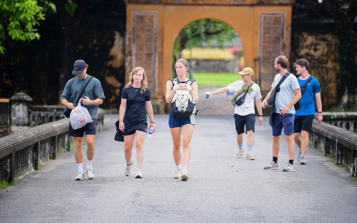 Vietnam int’l tourism grows in October as peak season starts - Ảnh 2.